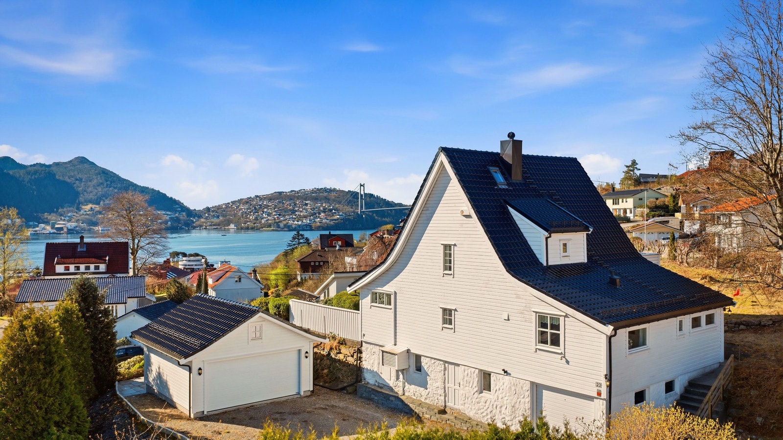 Enebolig med nyere garasje med god tilgjengelighet. Arbeid med drenering utført i 2023, herunder pigging av fjell, utskifting av masser og ny drenering av takvann mot sør og nord, utført av Soltvedt Maskin AS. Galleribilde