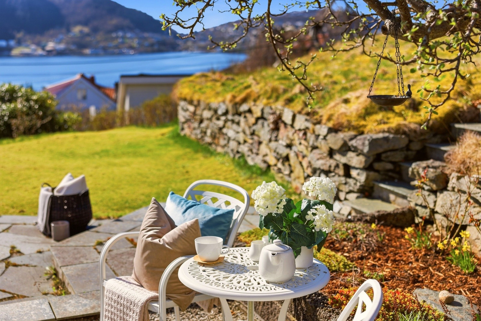 Her er det mye å utforske. Rhodondendron, Buksbom, Ligusterhekk, 3 Bøketrær, Lønn, Thuja, Sypress, Klatrehortensia, Primula, Krokus, Påskeliljer, Løytnantshjerte, Roser, Prestekrager, moreller, jordbær og bringebær finnes her. (tar forbehold om avvik) Galleribilde