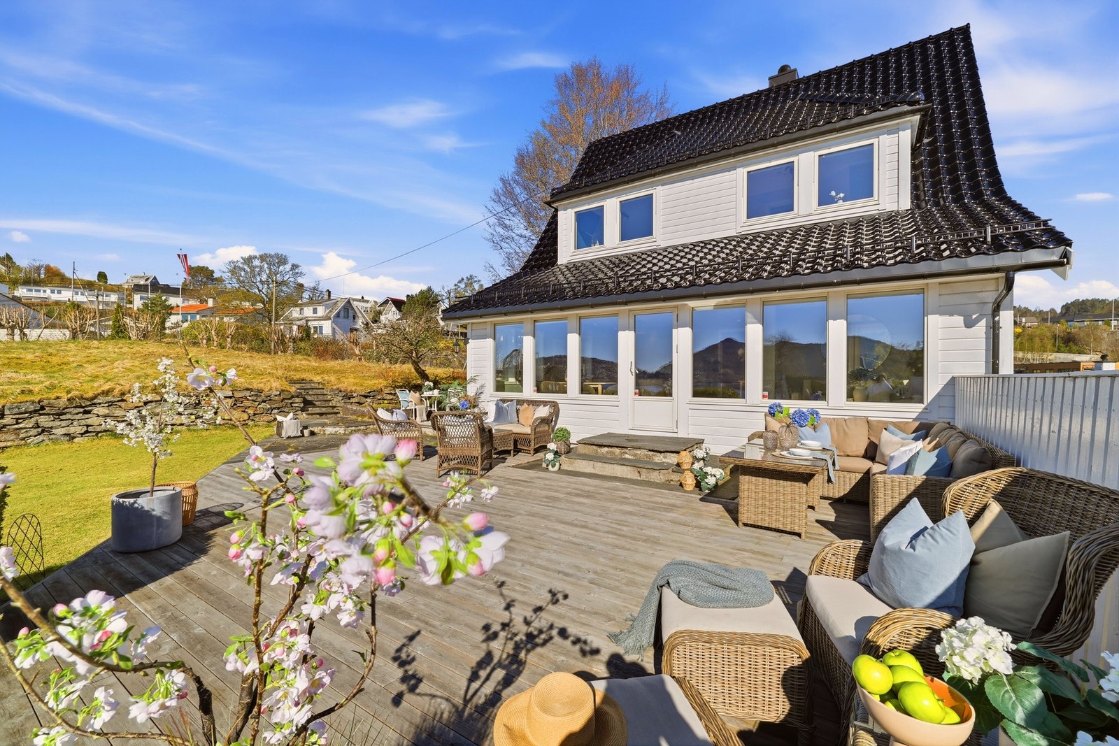 Pent opparbeidet tomt med plen, murer, heller og terrassearealer. Svært solrik eiendom. Galleribilde