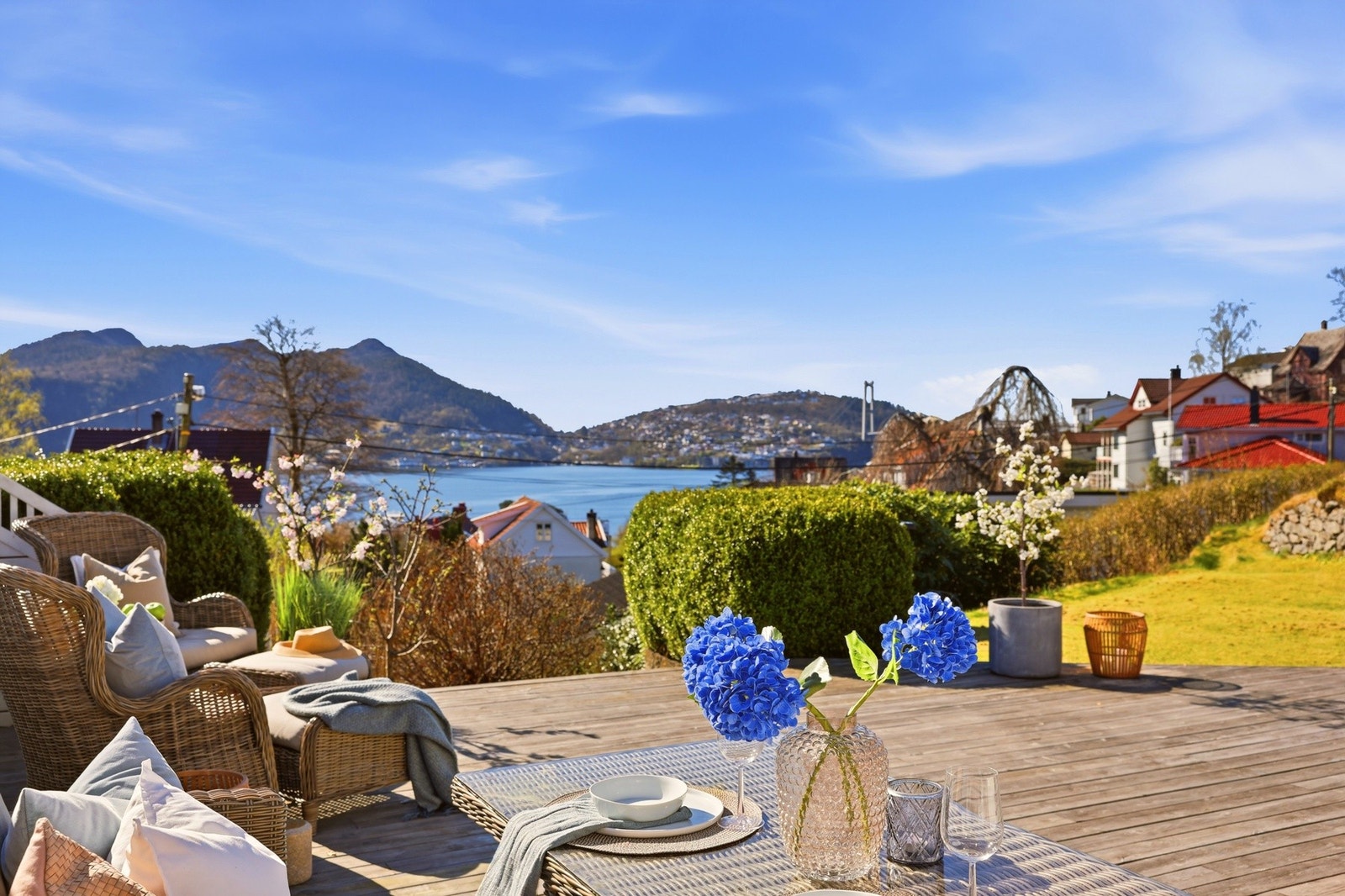 Tomten er stor og ligger på et høydedrag. Samtidig er det enkel adkomst, masse sol og vakker utsikt over nærområdet, byfjorden, Skålevik, Olsvik og byens fjell. Galleribilde