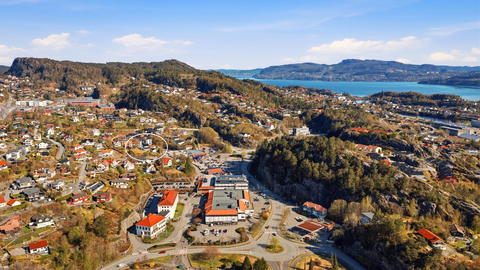 Attraktiv og sentral beliggenhet på Kleppestø med kort vei til alt du trenger i hverdagen. Galleribilde
