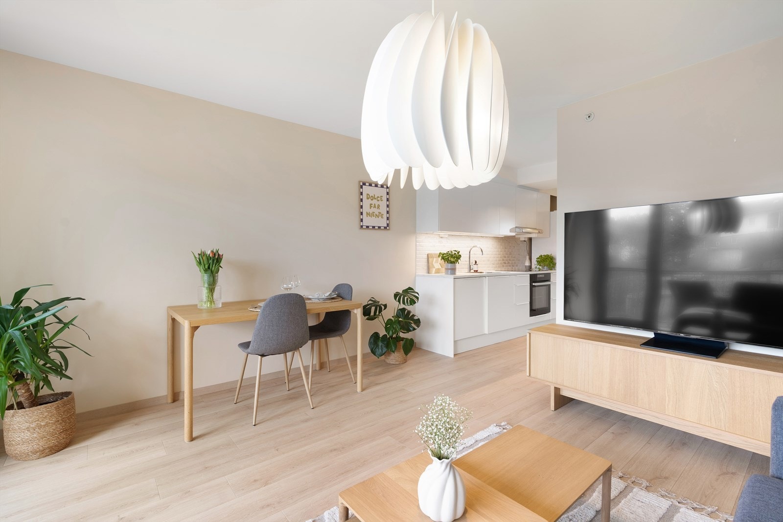 God takhøyde, kombinert med store vindusflater som slipper inn rikelig med naturlig lys, gir allrommet et luftig preg. Galleribilde