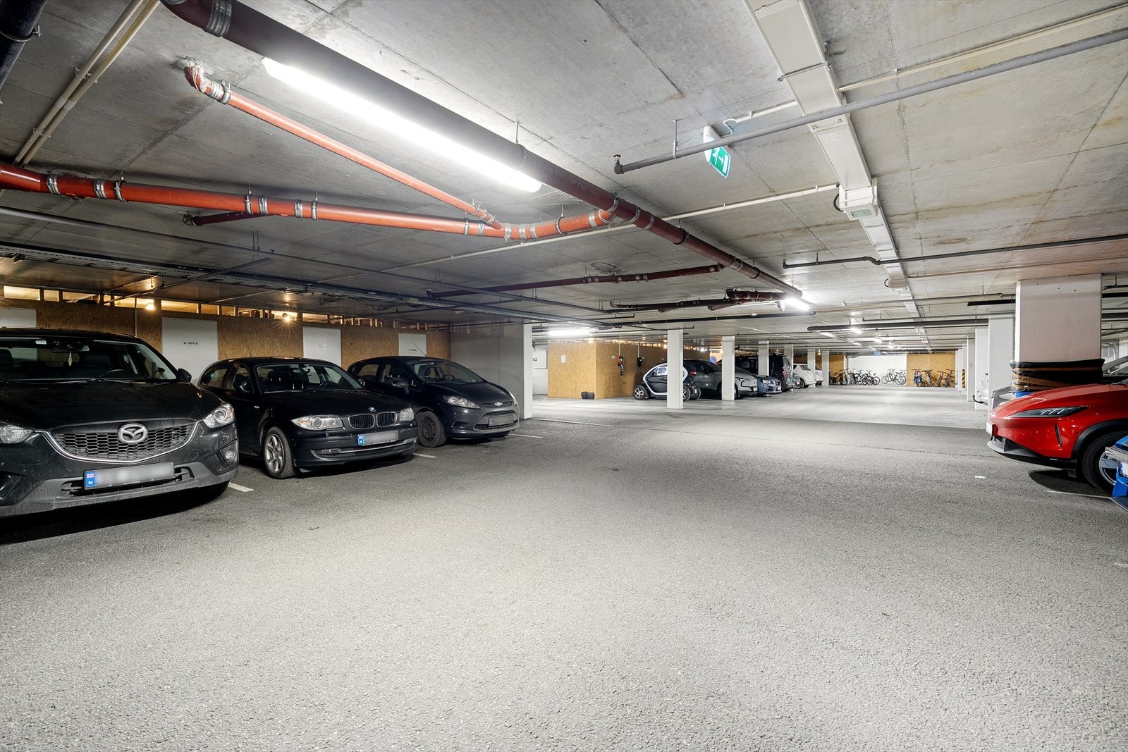 Andelen disponerer egen bod og parkeringsplass i lukket anlegg med elbillader som medfølger handelen. Galleribilde