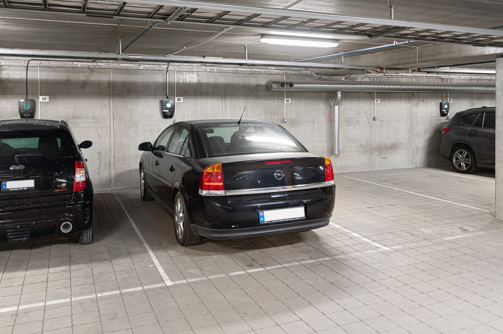 Her har du fast parkeringsplass med elbillader i felles oppvarmet garasje. Det er også 8 gjesteparkeringsplasser. Galleribilde