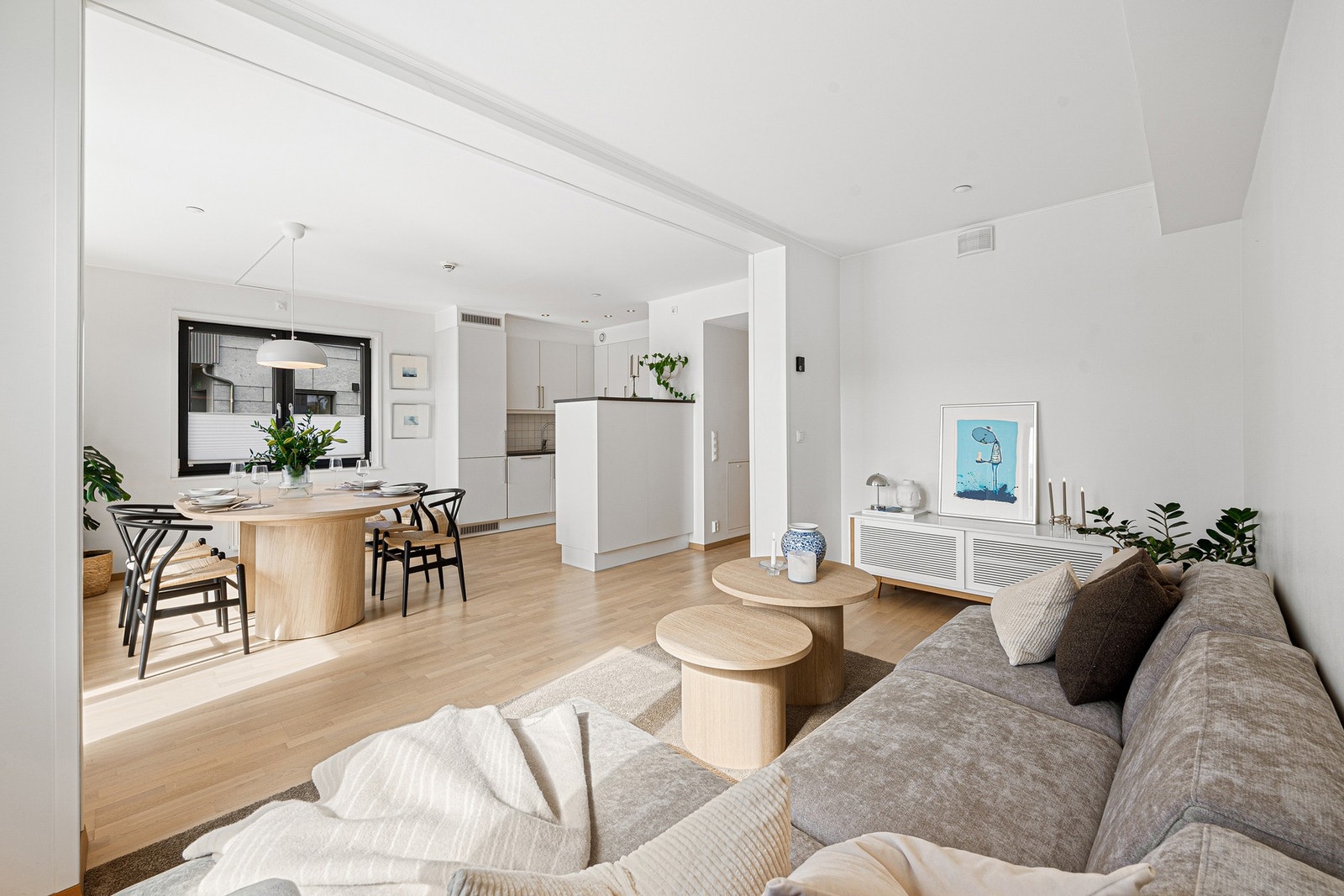Bygget sto ferdig i 2016 og nyter med det en god og moderne standard, med fasiliteter som fjernvarme og balansert ventilasjon. Galleribilde