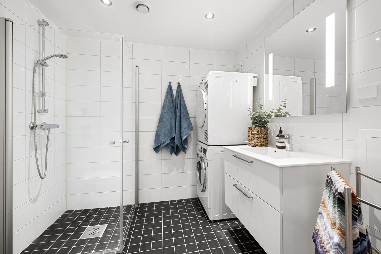 Det andre badet måler 5,1 kvm og har downlights belysning og elektriske varmekabler i gulv. Galleribilde