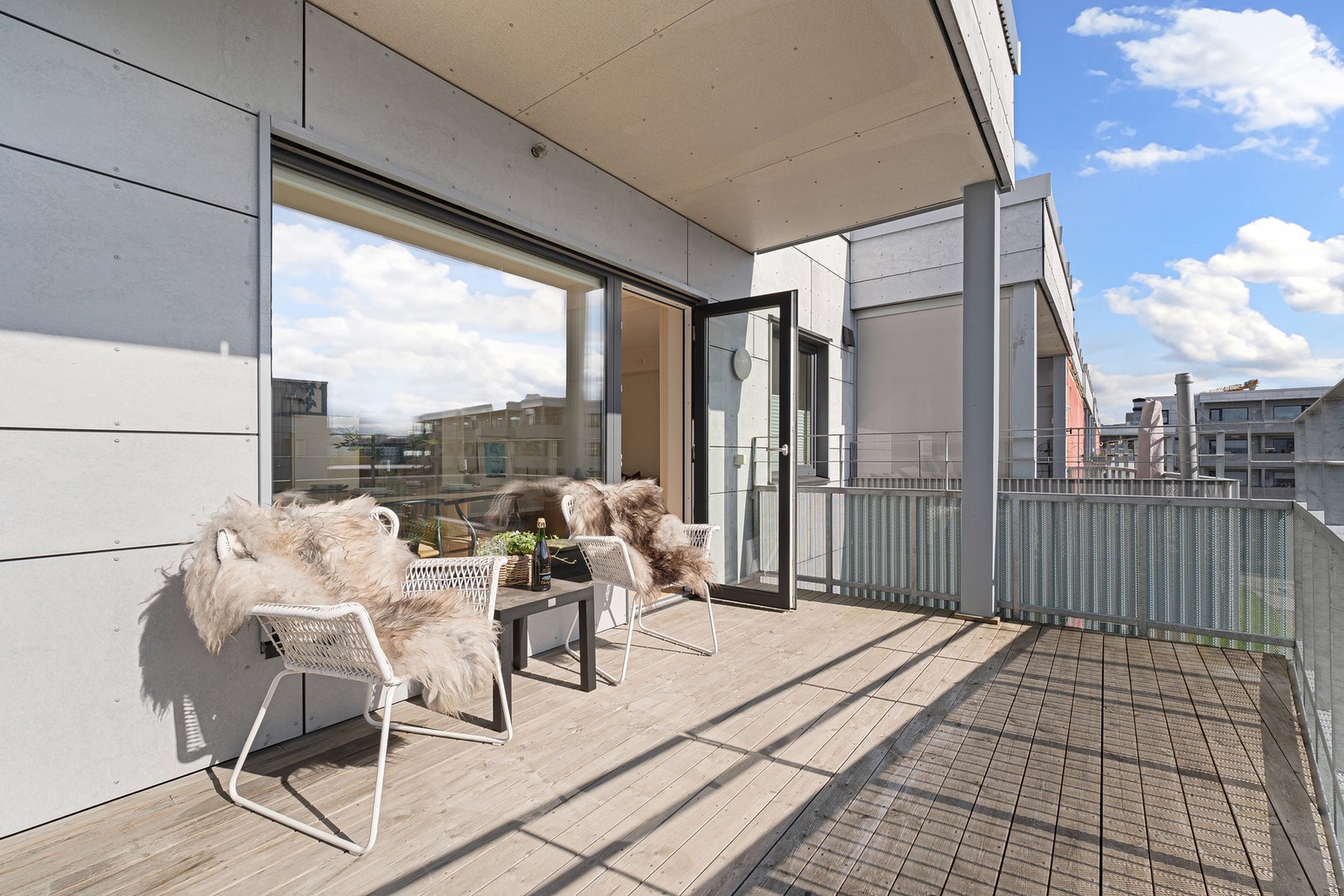 Her har du en romslig balkongen som måler hele 13 kvm med god plass til sittegruppe og grill. Galleribilde