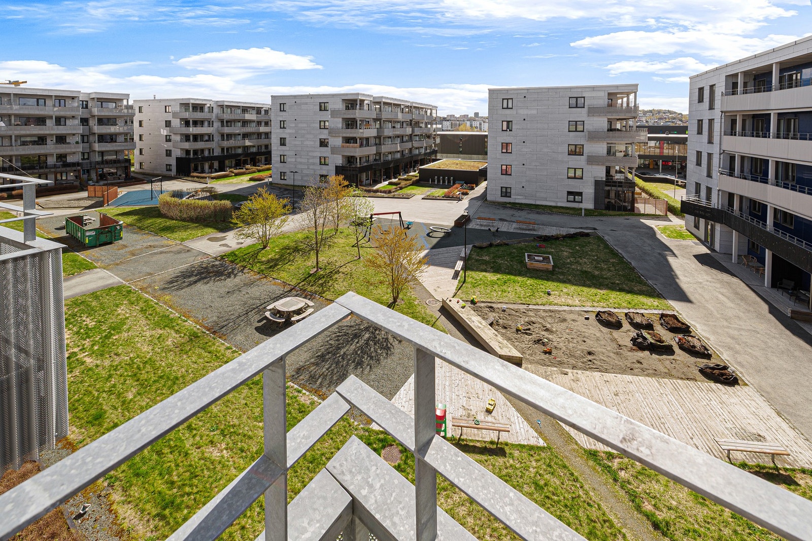 Balkongen vender mot det åpne fellesarealet og får med det rikelig med luft framfor seg. Galleribilde