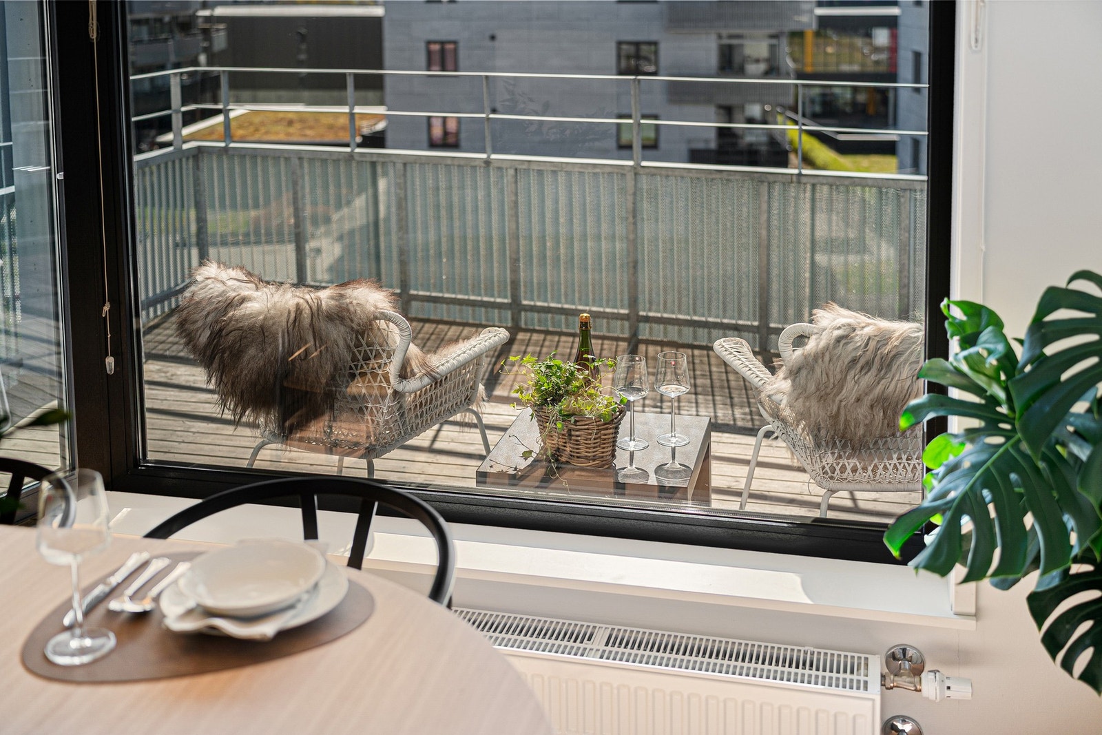 Stuen har et moderne utrykk med store vinduer og lysflater. Fra stuen har du adkomst til balkongen. Galleribilde