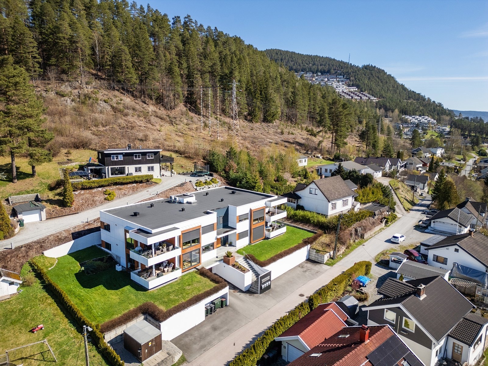 Leiligheten ligger i et etablert og rolig boligområde med nærhet til skog og mark. Galleribilde
