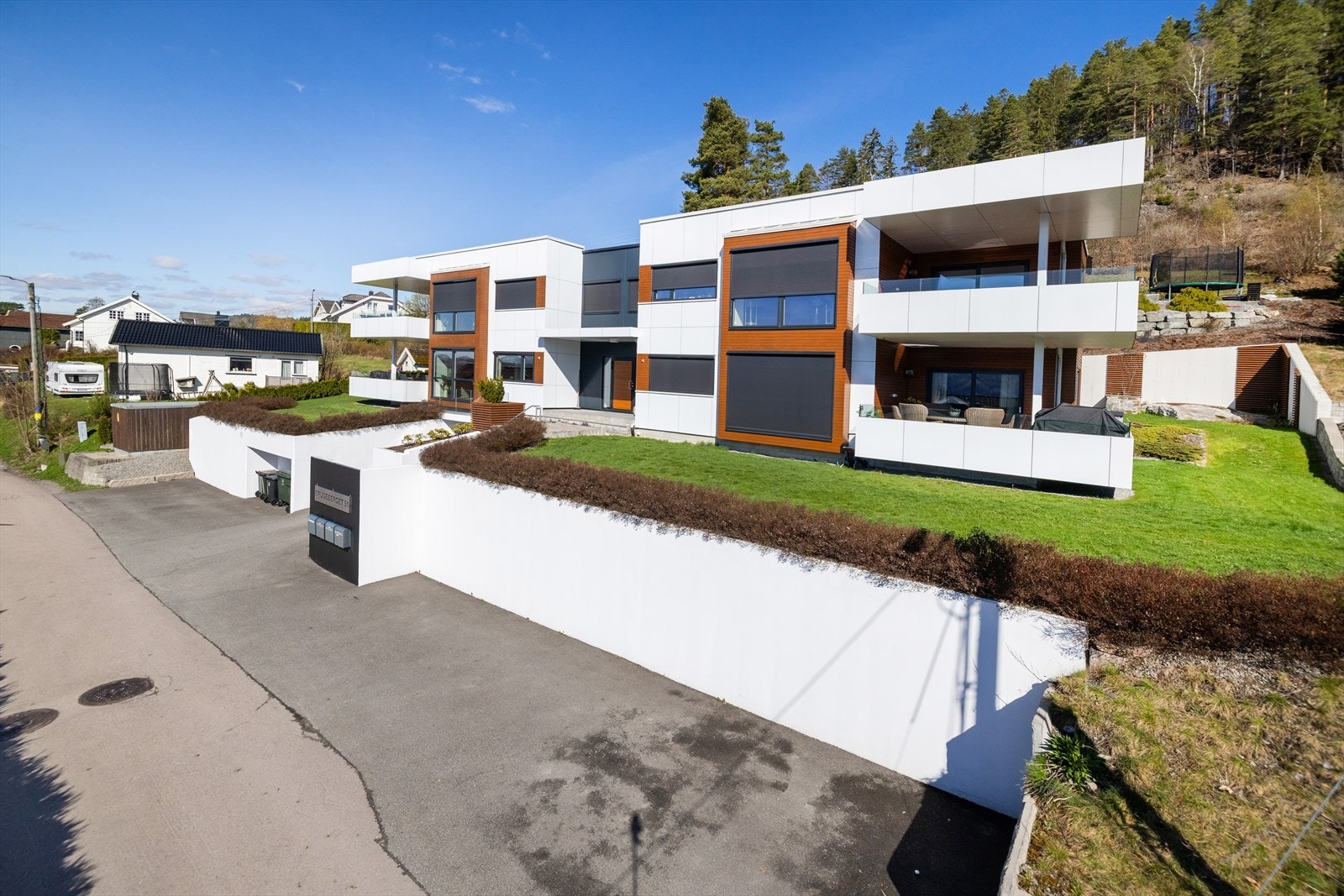 Eiendommen har pent opparbeidede uteområder med plen og beplantning. Galleribilde