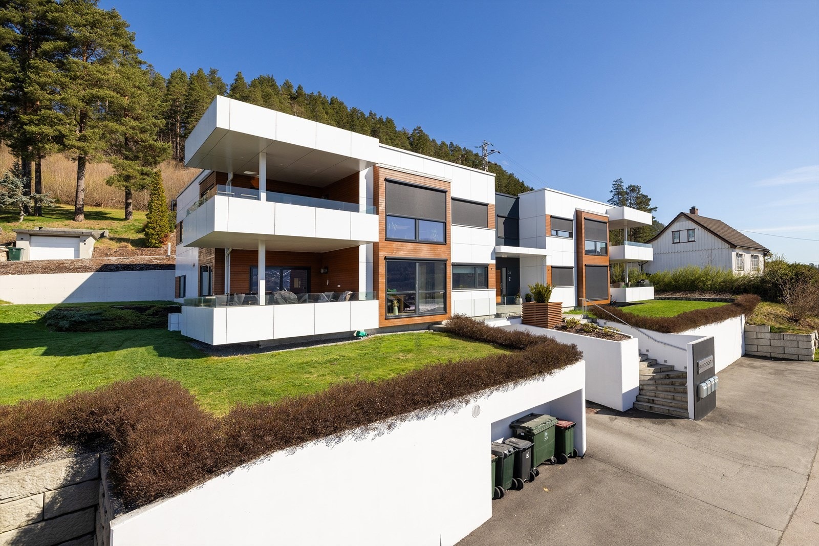 Bygget er oppført i 2019 og fremstår med en moderne arkitektur og vedlikeholdsvennlige materialer. Galleribilde