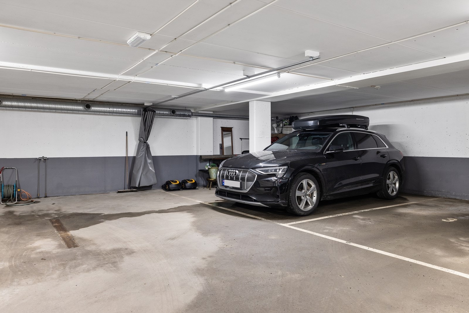 Det medfølger to faste parkeringsplasser i felles garasjekjeller. Galleribilde