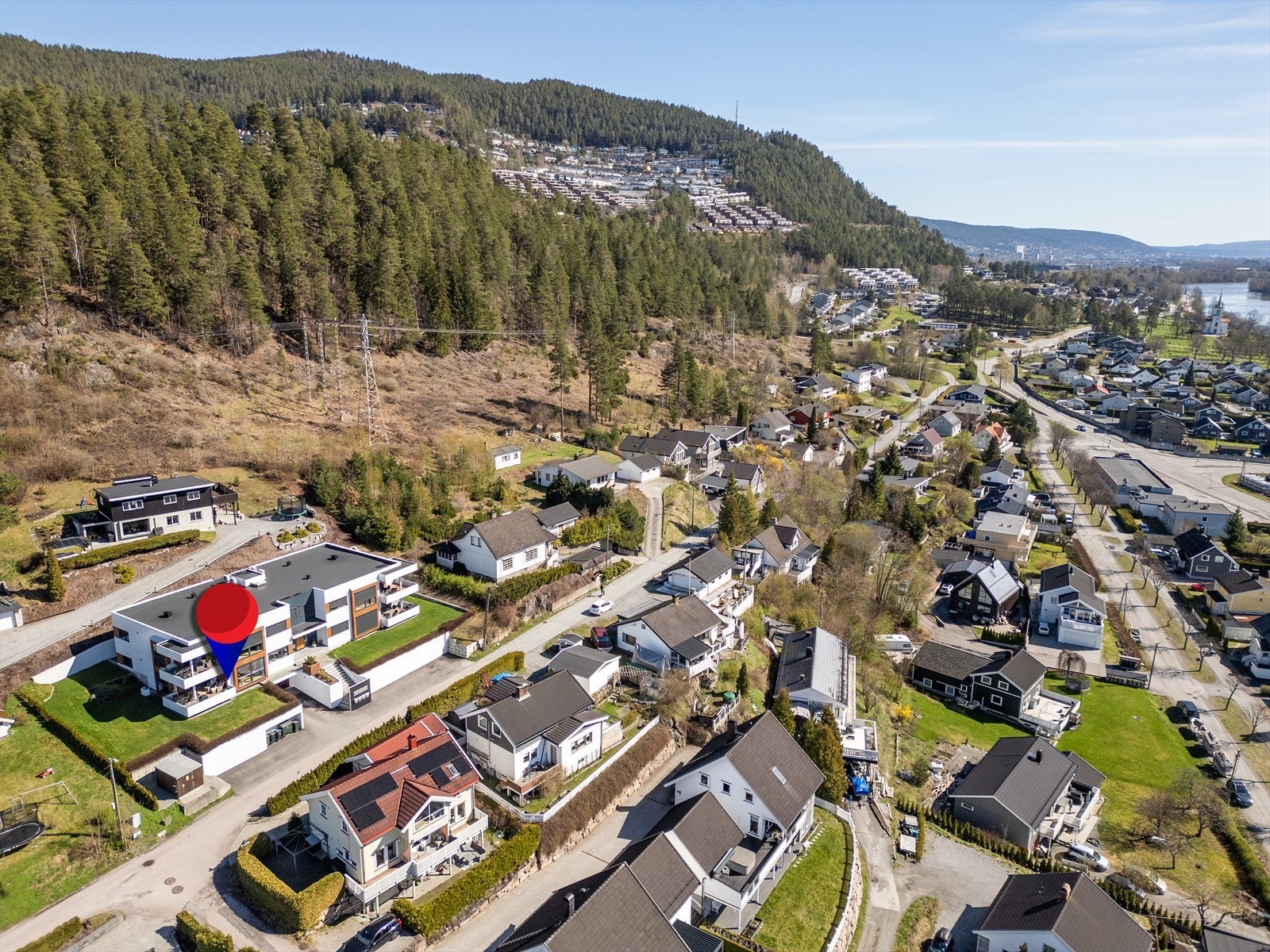 Beliggenheten i første etasje gir enkel adkomst, samtidig som den er høyt og fritt plassert i terrenget. Galleribilde
