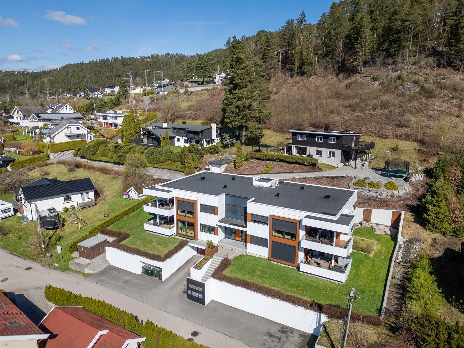 Fra eiendommen er det kort vei til både Mjøndalen og Krokstadelva. Galleribilde