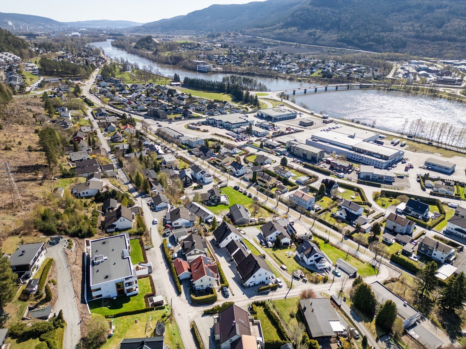 Nærmeste dagligvare er Kiwi Nybruveien, kun 7 minutters gange unna. Galleribilde