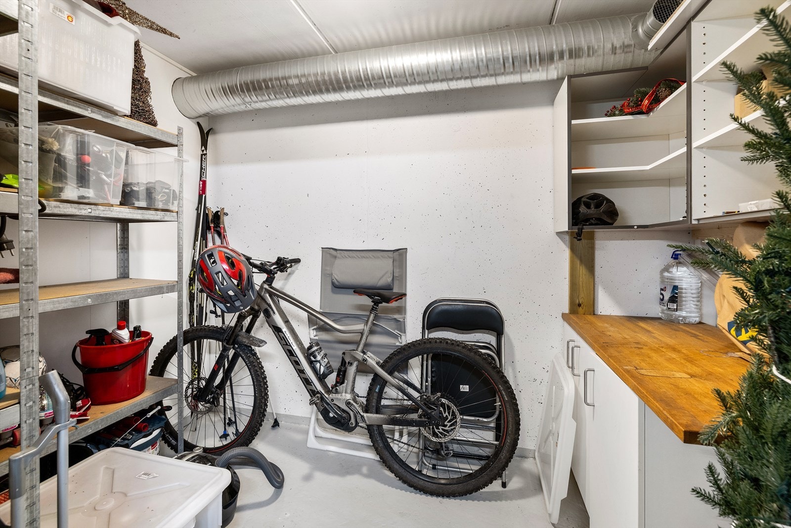 I tillegg disponerer leiligheten en egen sportsbod på 6 m² i garasjeanlegget. Galleribilde