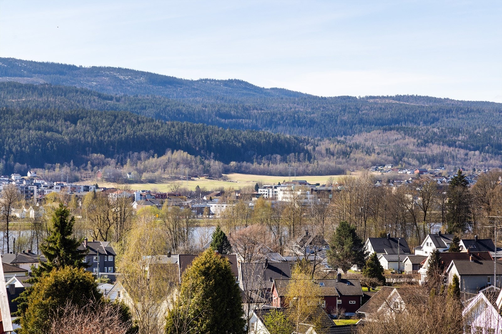 Utsikt over nærområdet og de omkringliggende åsene. Galleribilde