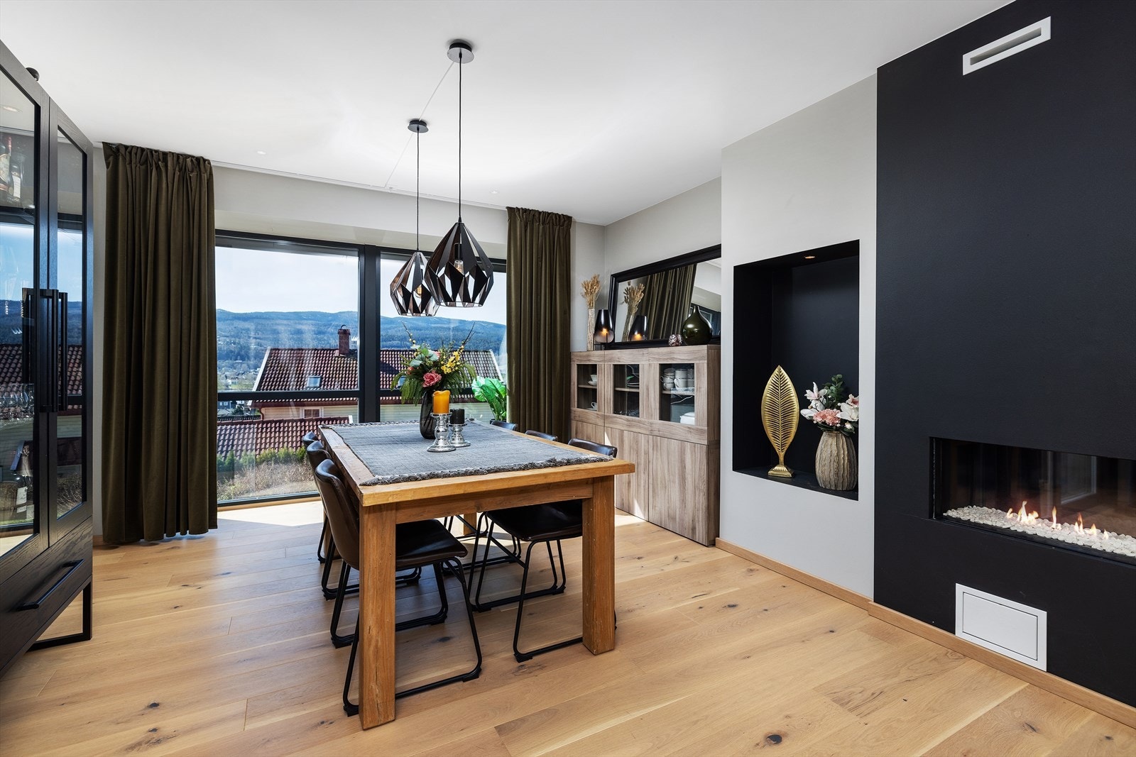 Gasspeisen fungerer som en elegant romdeler mellom spiseplassen og sofakroken. Galleribilde