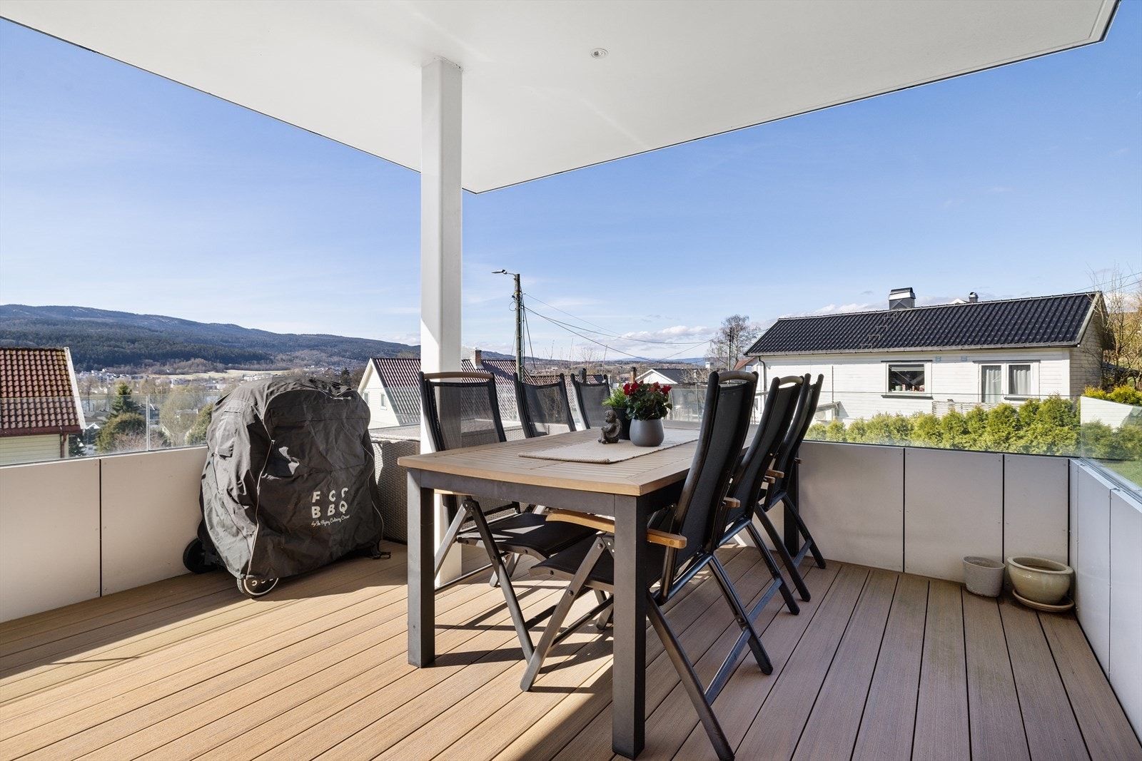 Fra stuen er det direkte utgang til en romslig terrasse på 14 m², med god plass til både spisebord og grill. Galleribilde
