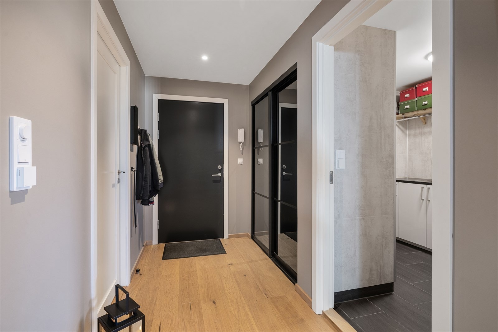 Entréen ønsker velkommen inn og har direkte tilknytning til et praktisk vaskerom. Galleribilde