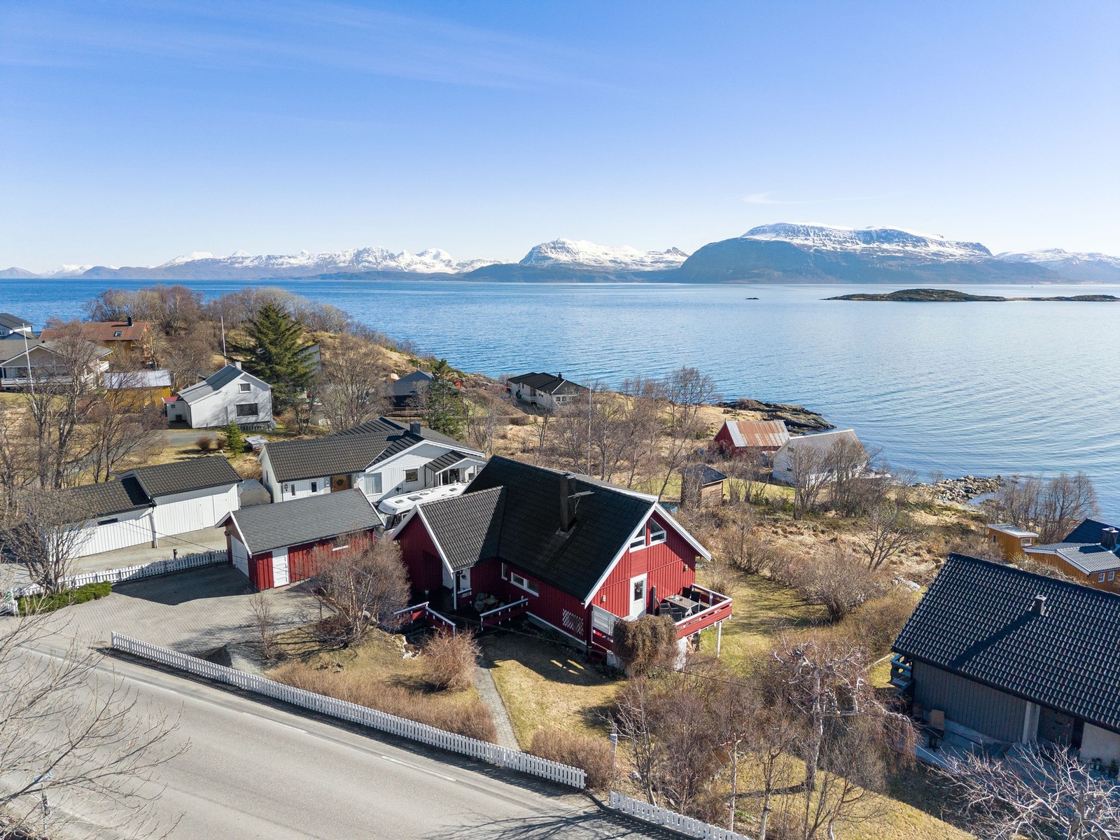 EIE eiendomsmegling v/Runar Bjørkelund har gleden av å presentere Stangnesveien 66!
Foto: Martynas Milkevicius
Her bor du rett ved fjæra på en meget pent opparbeidet eiendom med stor hage og fine, solrike utearealer! Galleribilde
