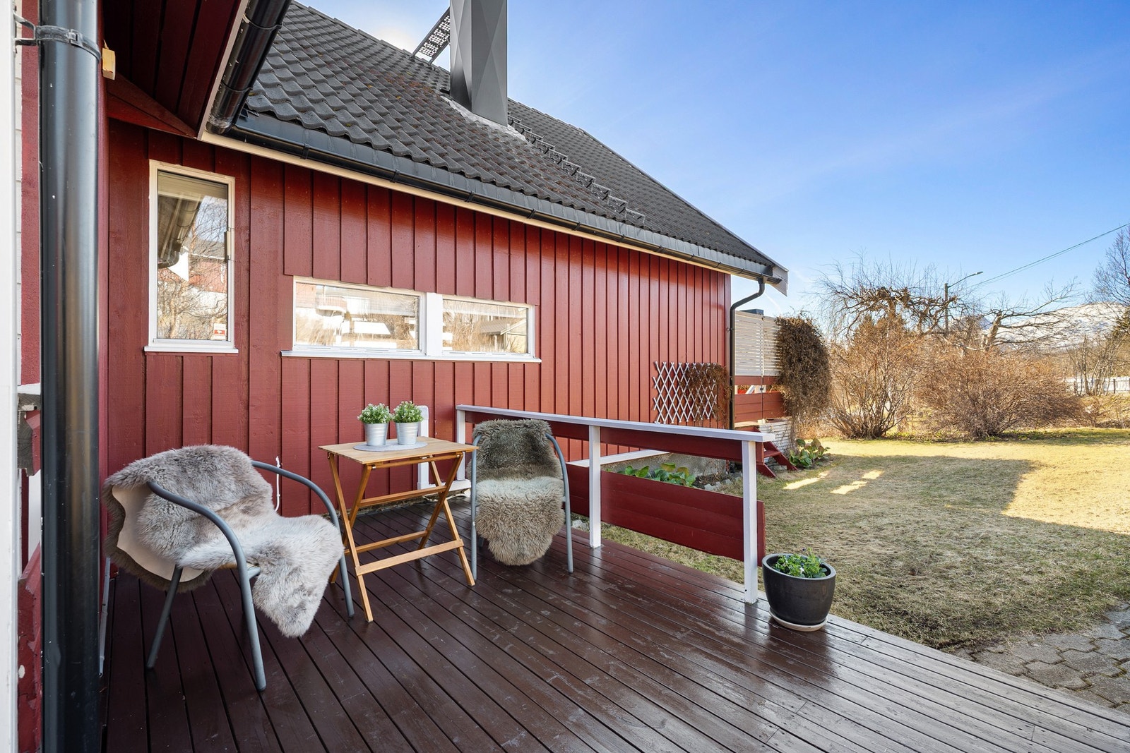 Boligen har flere fine uteplasser med stor hage og veranda/platting på flere sider Galleribilde