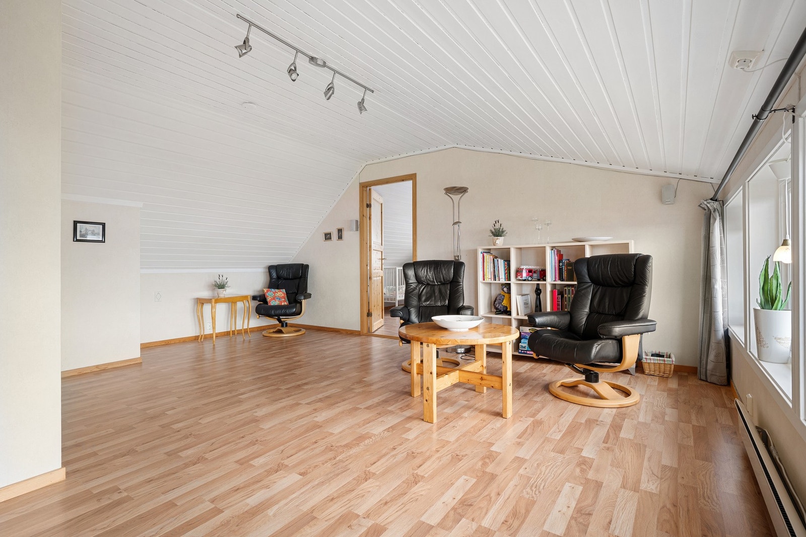 Et rom som gir god fleksibilitet for familien, perfekt som tv-stue! Galleribilde