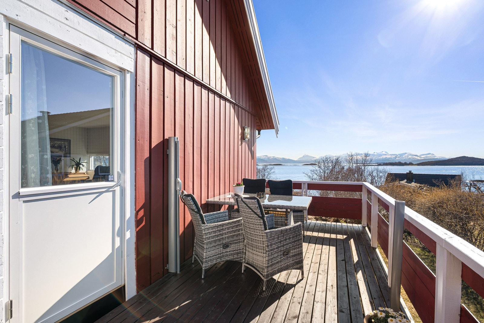 Sørvestvendt veranda gir god solgang, og et lunt og godt uteareal for sommerdagene! Galleribilde