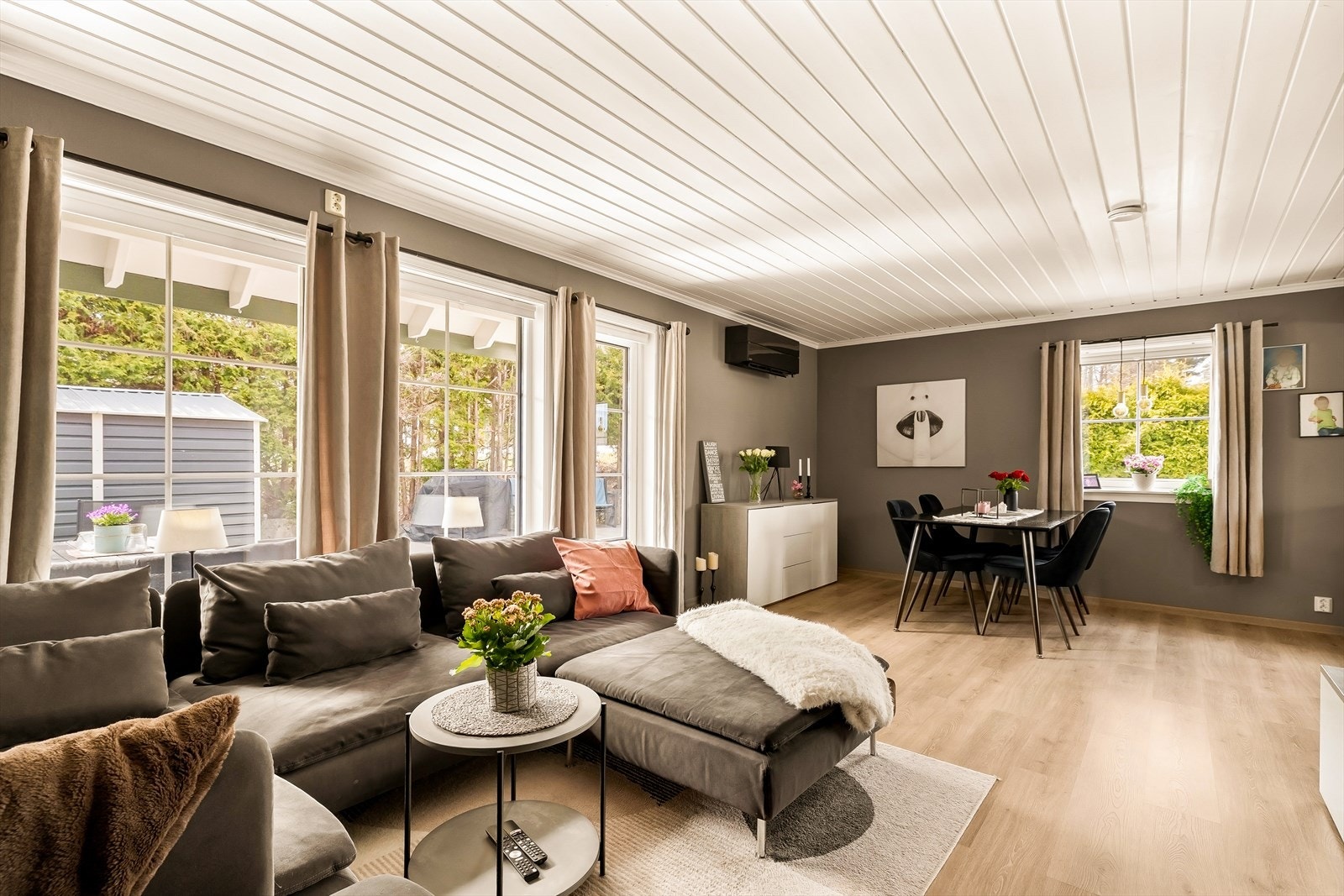 Stuen har god plass til en romslig sofagruppe og utgang til terrassen. Galleribilde