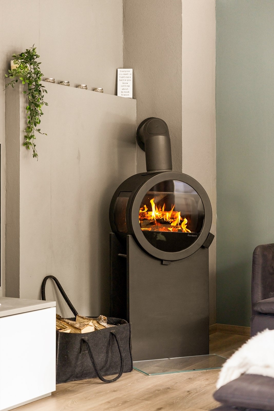 I stuen er det installert en peisovn fra 2021 som gir både hygge og god varme. Galleribilde