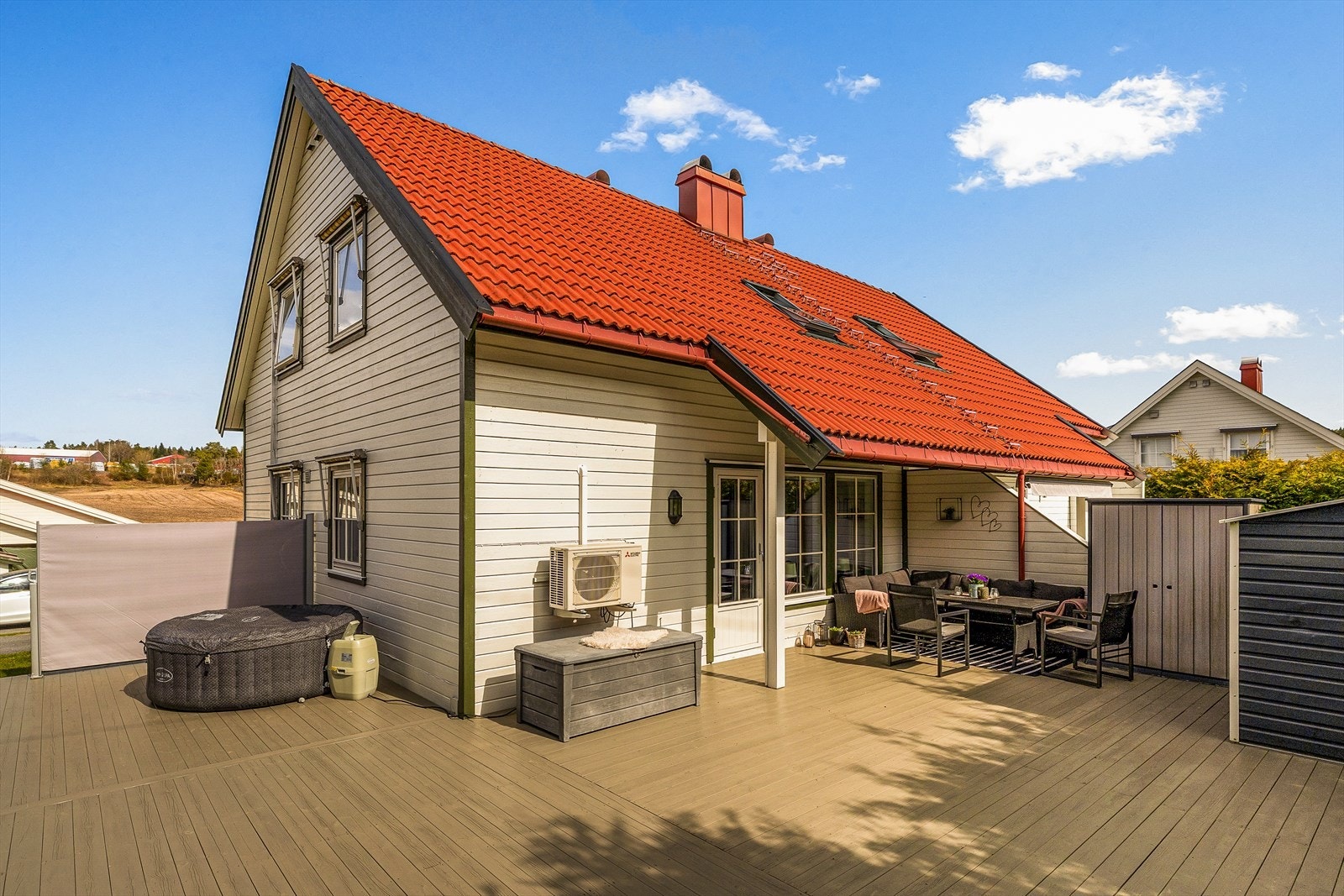 Fra stuen er det utgang til en stor, nyere markterrasse. Uteplassen er skjermet og har god plass til flere sittegrupper og to praktiske uteboder. Galleribilde