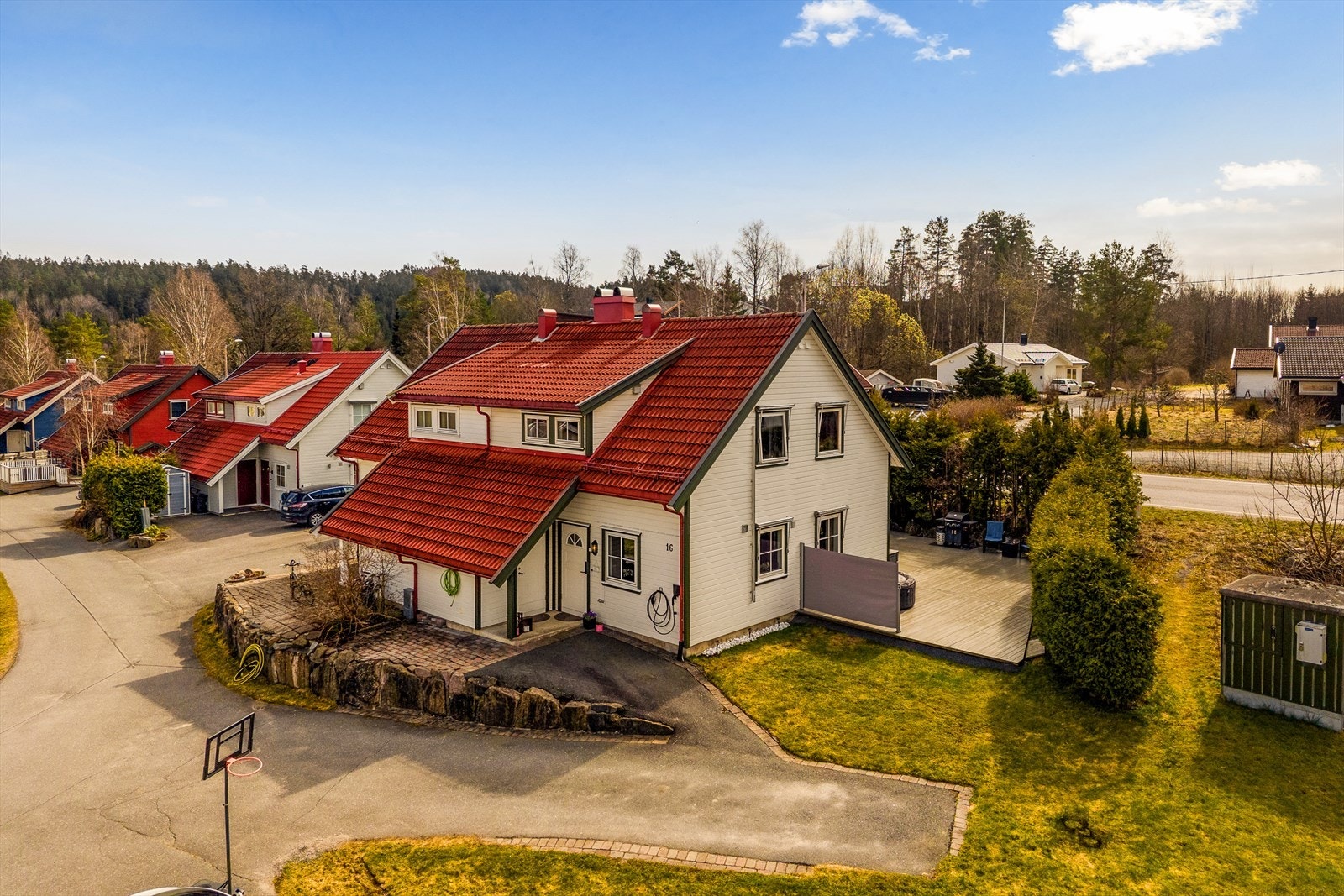 Velkommen til Wikes Vei 16! En innholdsrik og vesentlig oppgradert halvpart av en tomannsbolig med asfaltert biloppstillingsplass og hage. Galleribilde