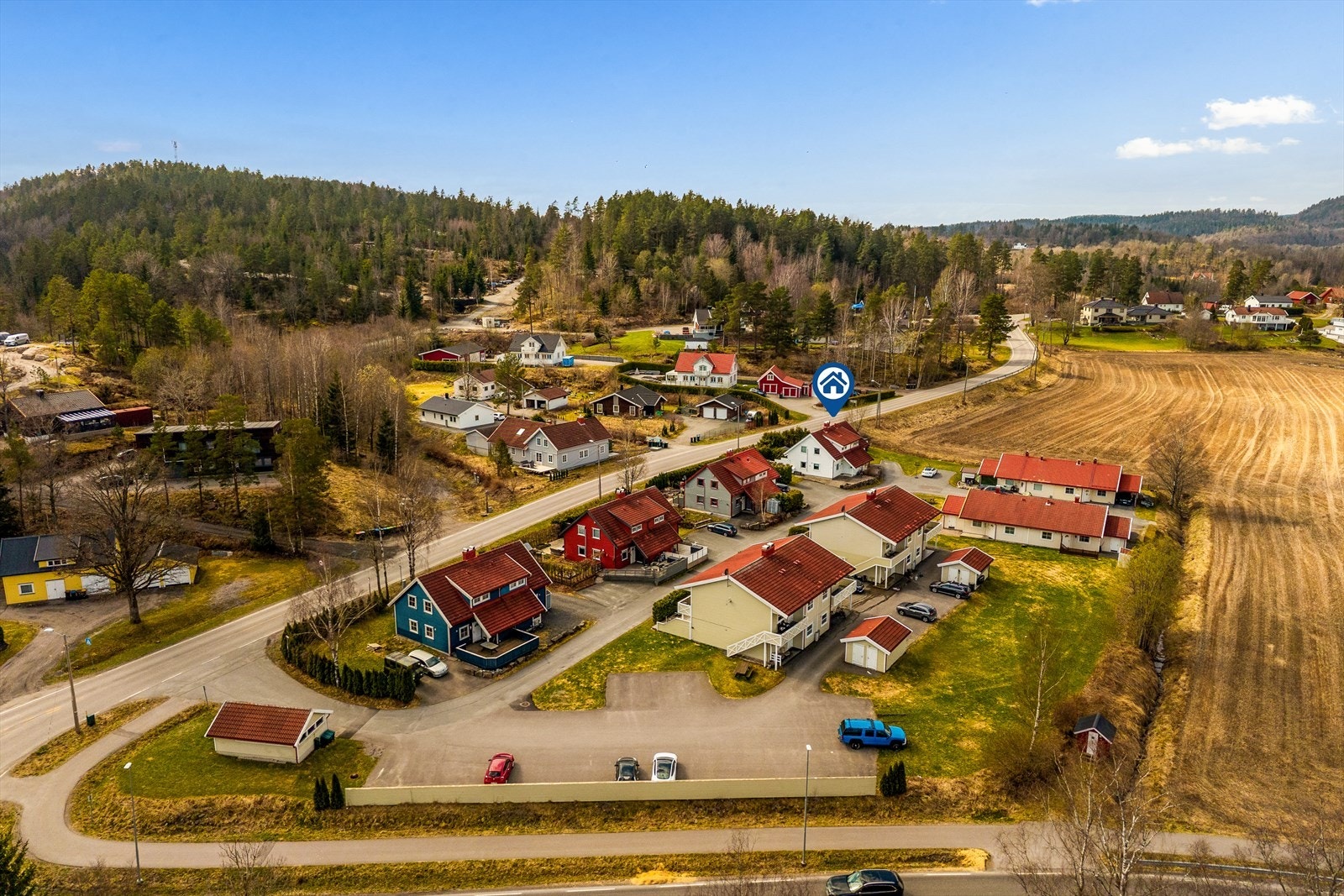 Boligen ligger i et etablert og barnevennlig boligområde i Kodal. Galleribilde