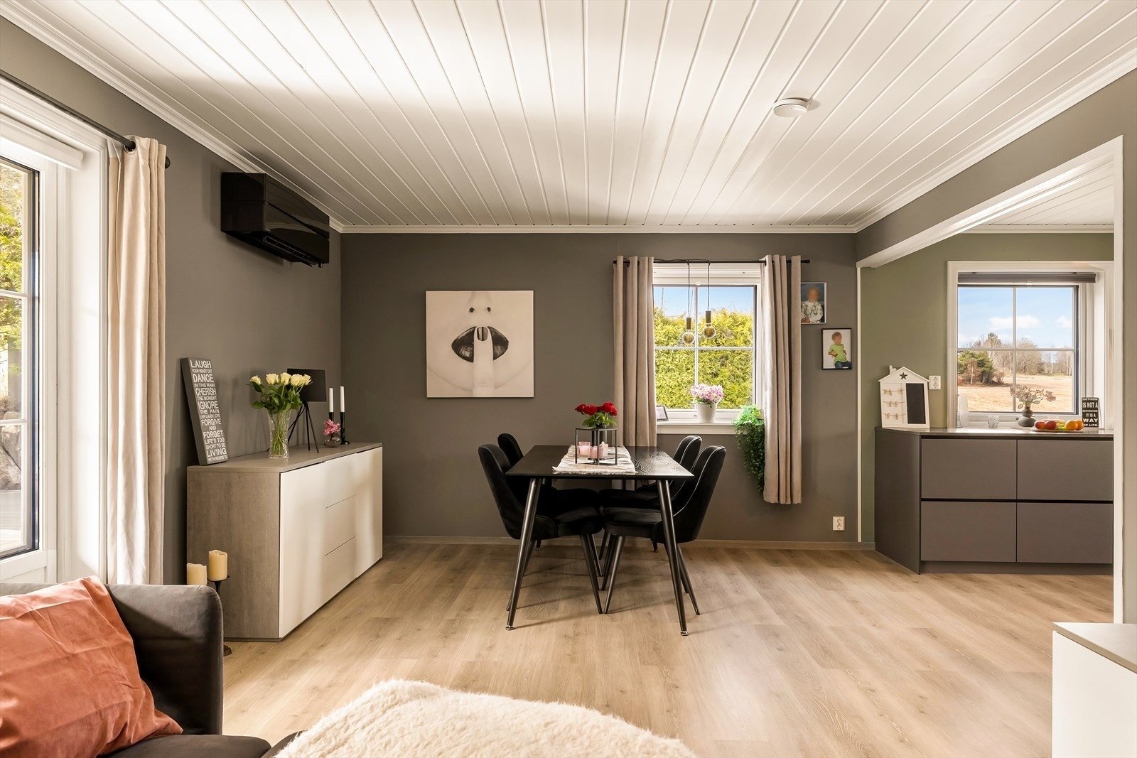 Store vindusflater gir godt med lys til spiseplassen og stuen. Galleribilde