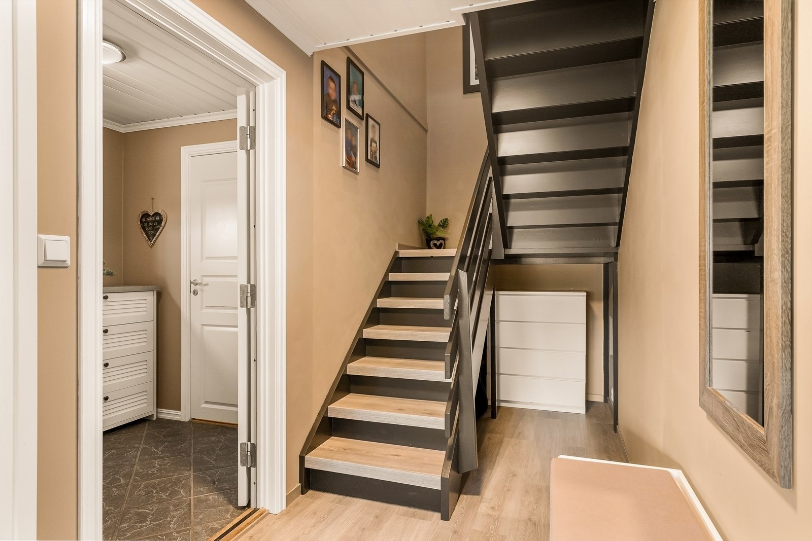 Trappen som forbinder etasjene fikk nye laminat-trinn i 2021. Galleribilde