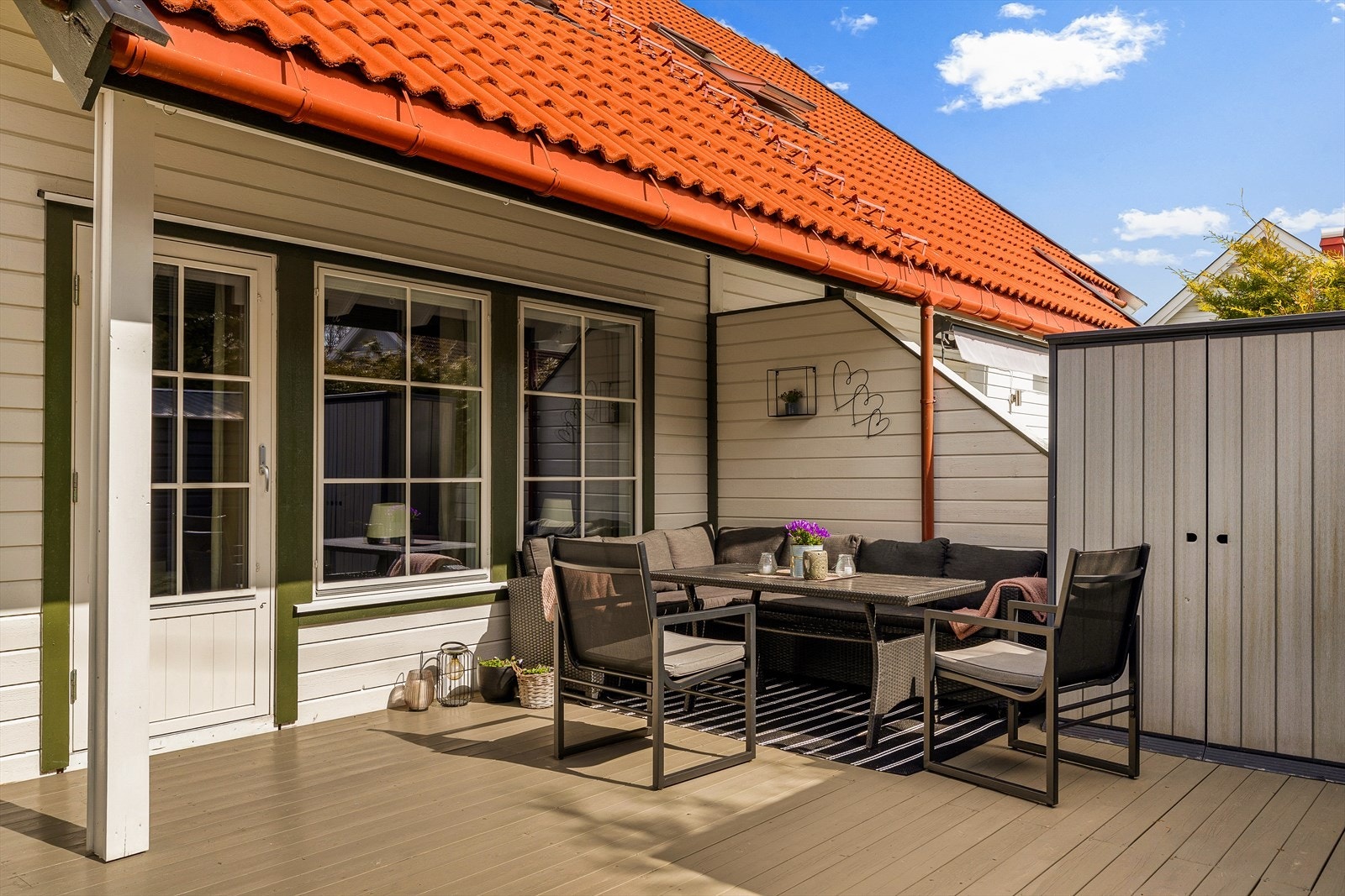 En levegg i tre skjermer uteplassen mot naboen. Galleribilde