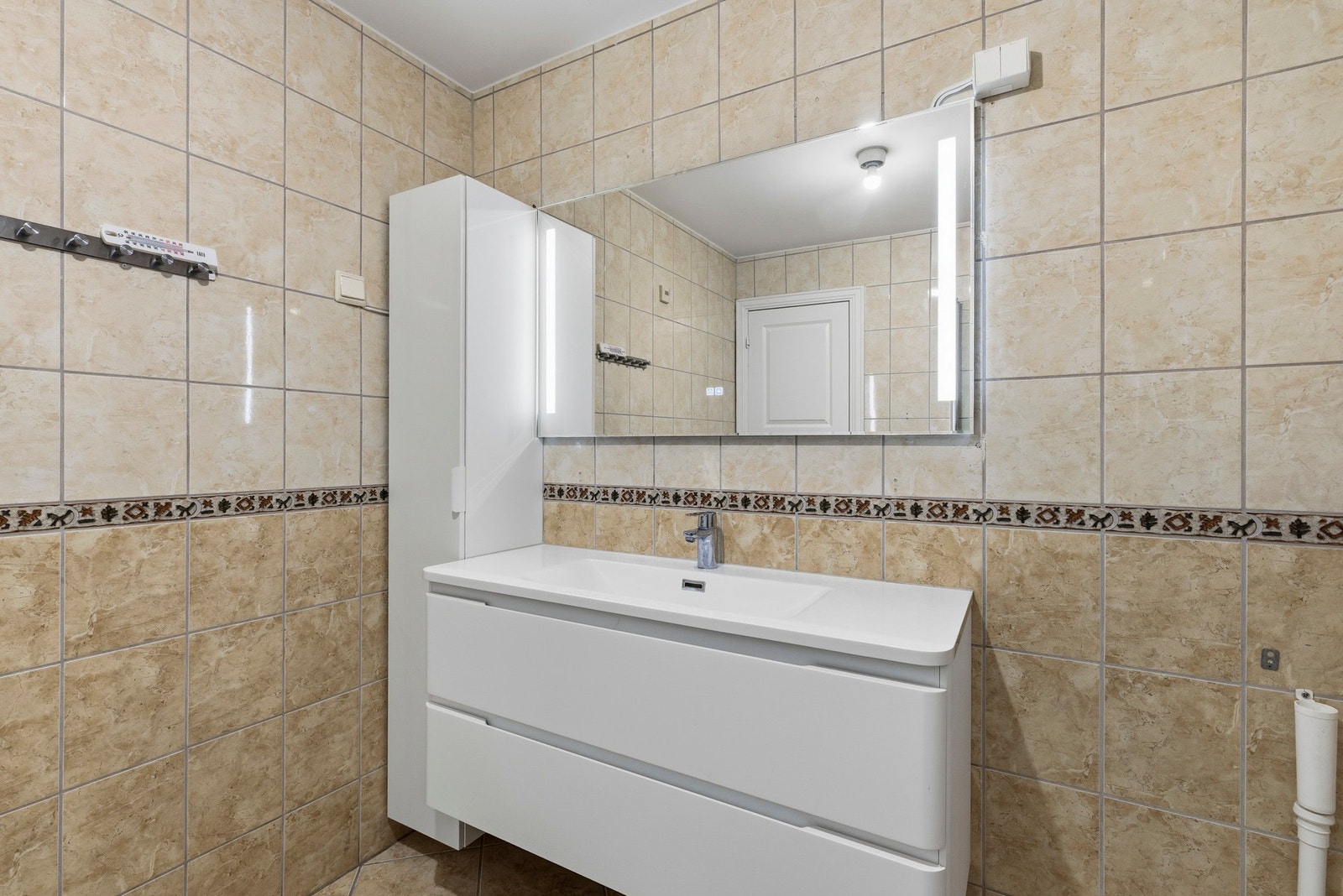Badet har fliser på både gulv og vegger, med slette overflater i himlingen Galleribilde