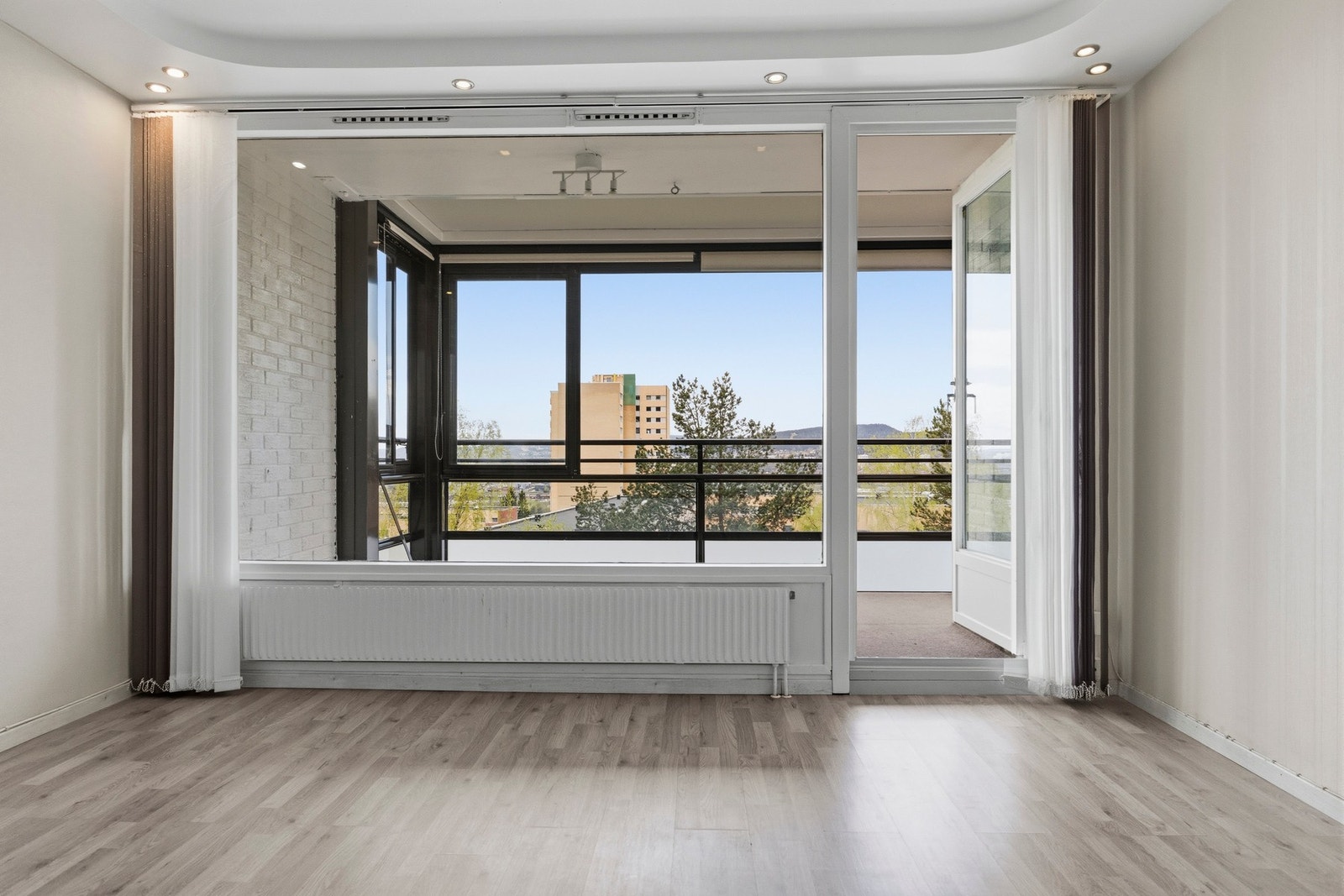 Leiligheten har en innglasset balkong på ca. 9,6 m², med adkomst fra stuen Galleribilde