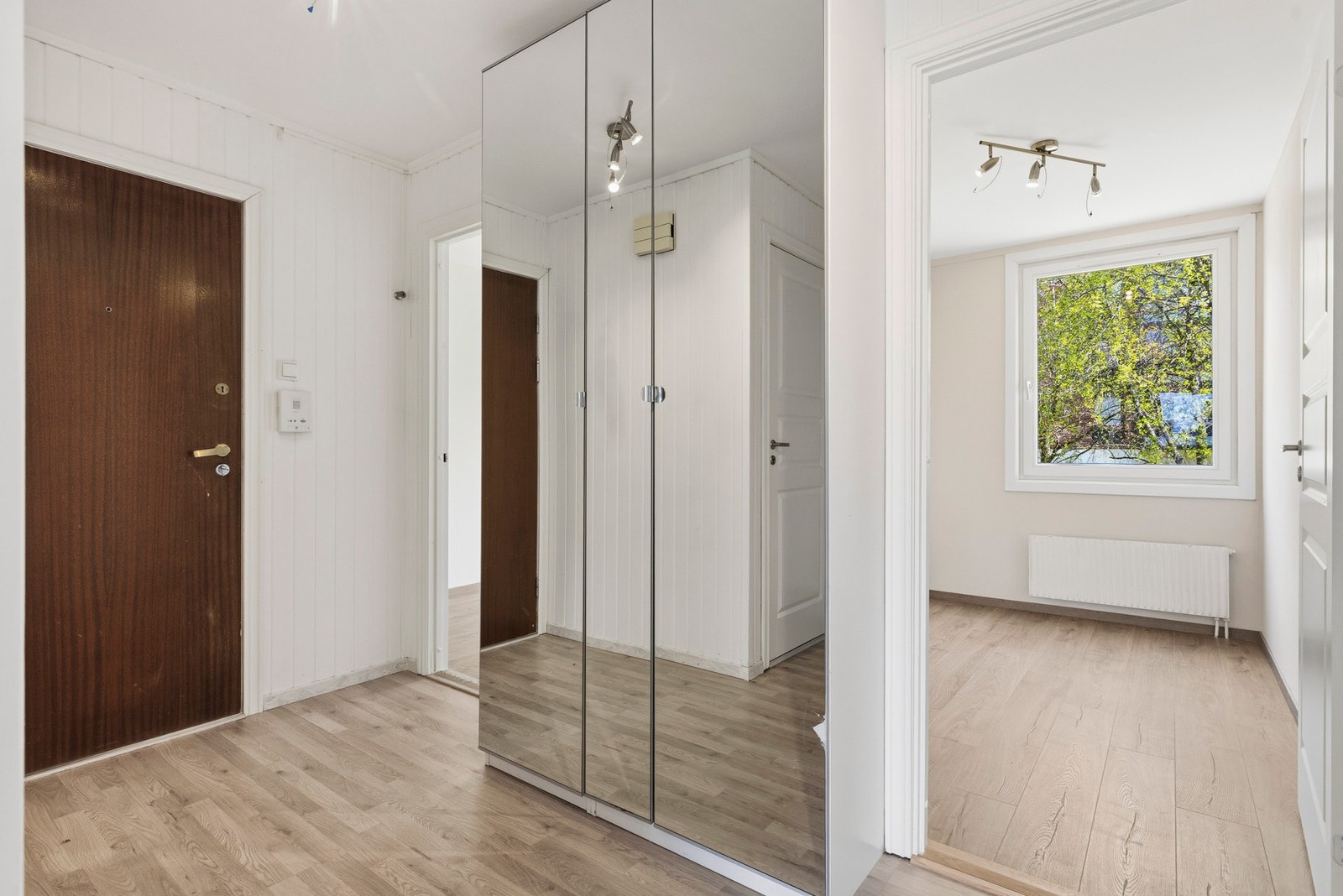 Det er også en garderobeløsning med god plass til oppbevaring av tøy og sko Galleribilde