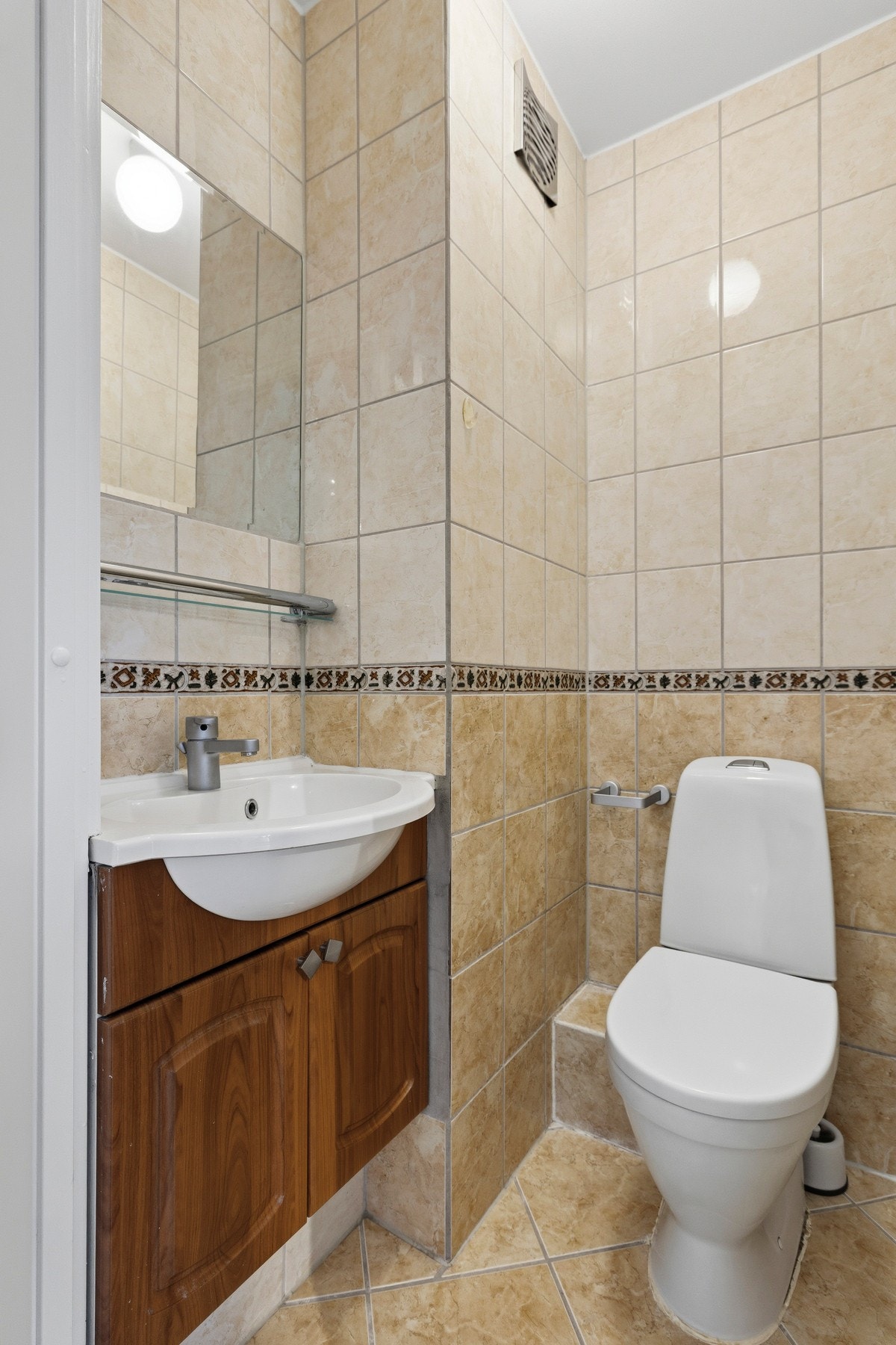 Det er også et eget WC ved siden av badet Galleribilde