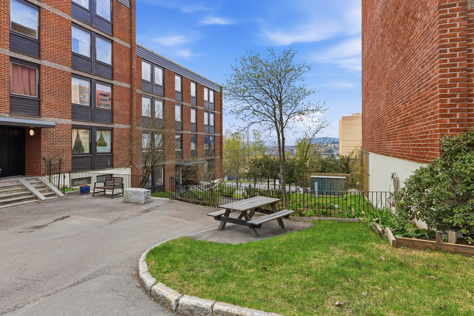 Her bor du rolig og naturnært i et veletablert boligområde på Lutvann, med kort vei til T-bane, bussholdeplasser og flotte turmuligheter Galleribilde