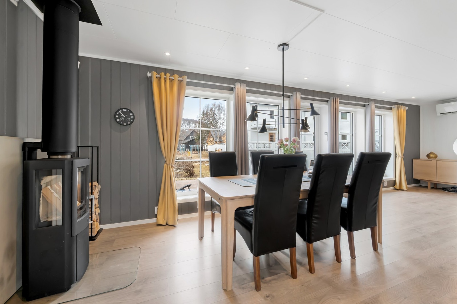 God plass for større spisebord i spisestuen. Galleribilde