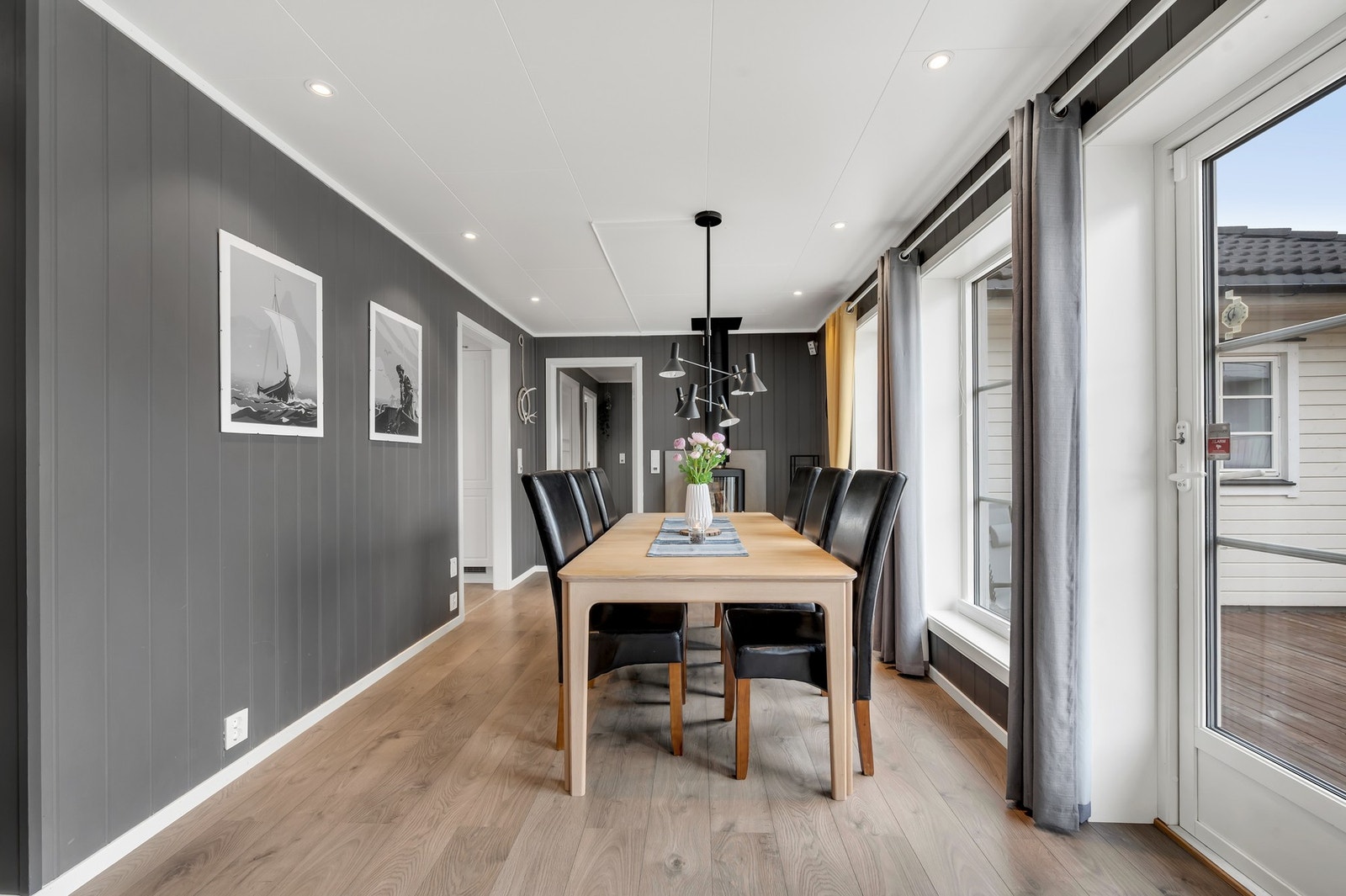 Store vindusflater som gir godt lysinnslipp til stuedelen. Galleribilde