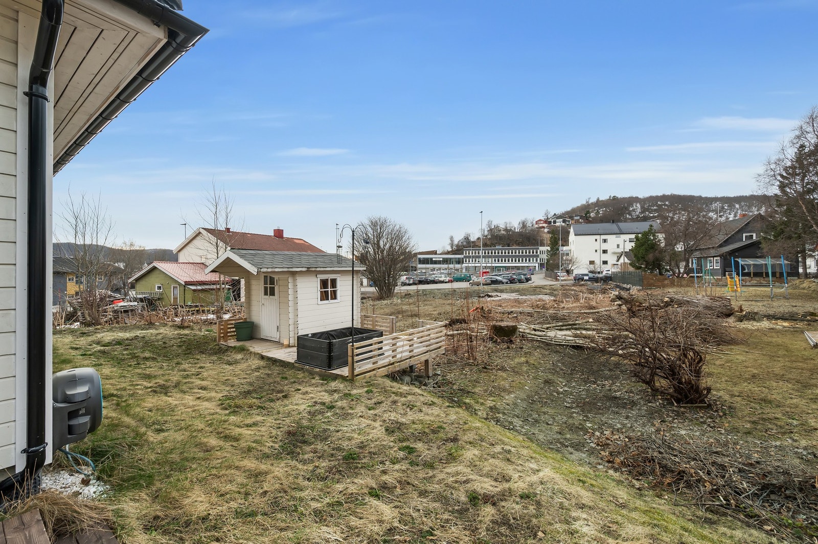 Uteområde med hage, plen og noe beplantning. Galleribilde