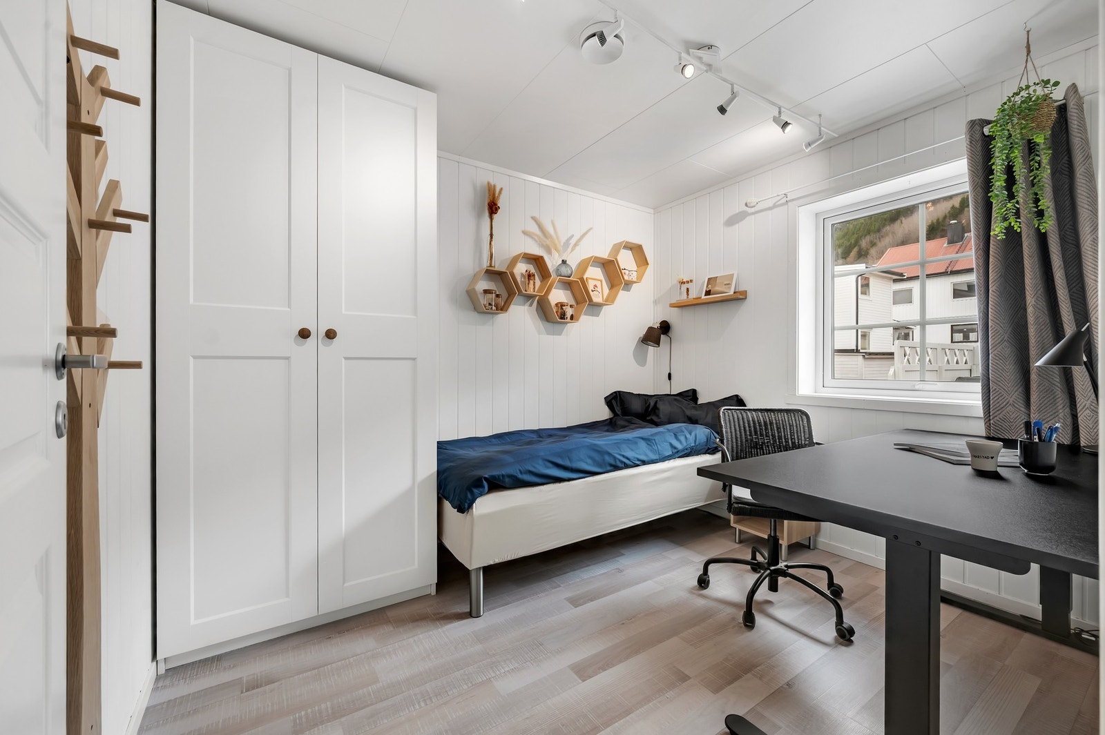 Soverom nr. 3 med lyse overflater. Galleribilde