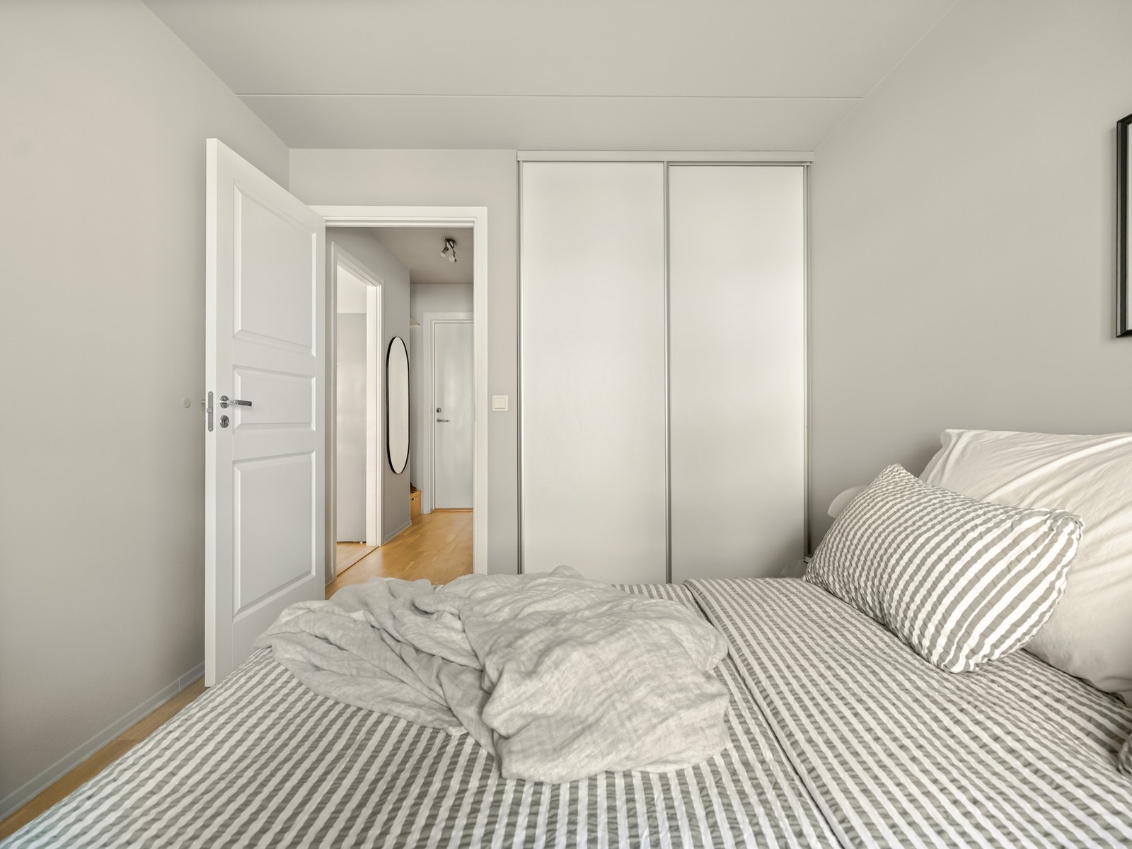 Her er det bra med plass til dobbeltseng, nattbord og skyvedørsgarderobe. Sistnevnte følger med i salget. Galleribilde