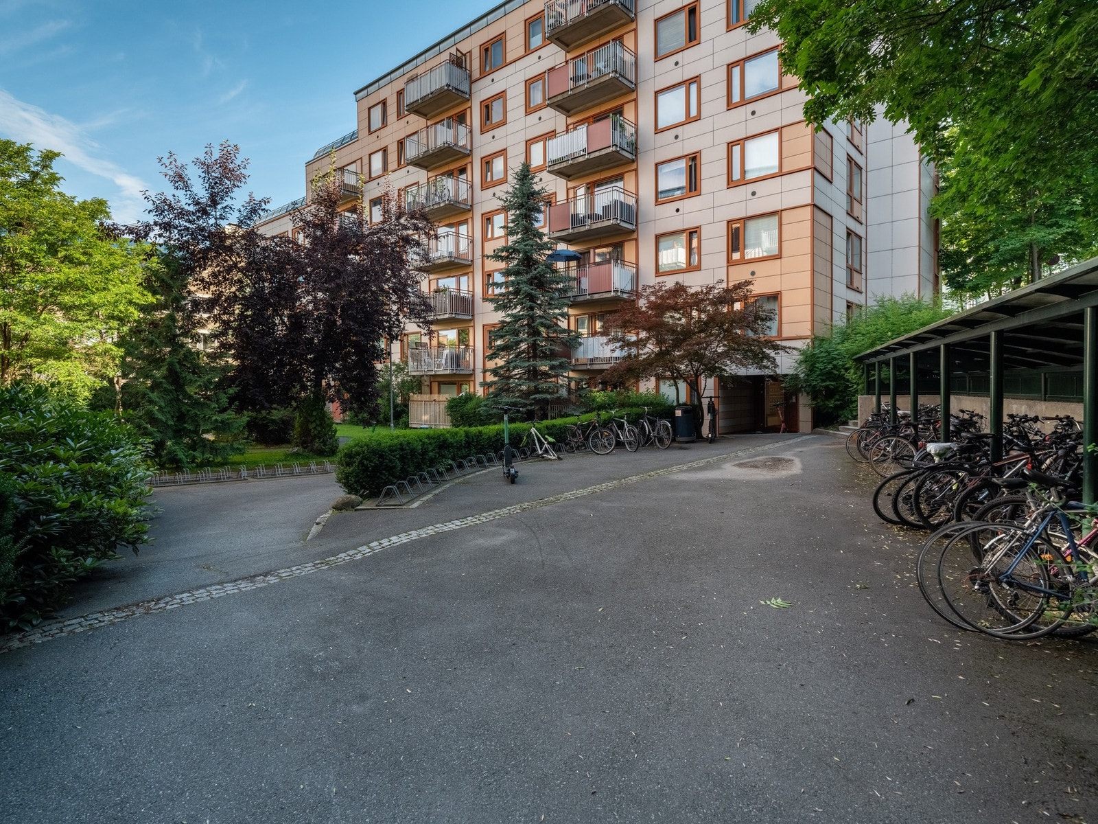 Områdene rundt boligen byr på frodig beplantling, lekeplass og sykkelparkering. Galleribilde