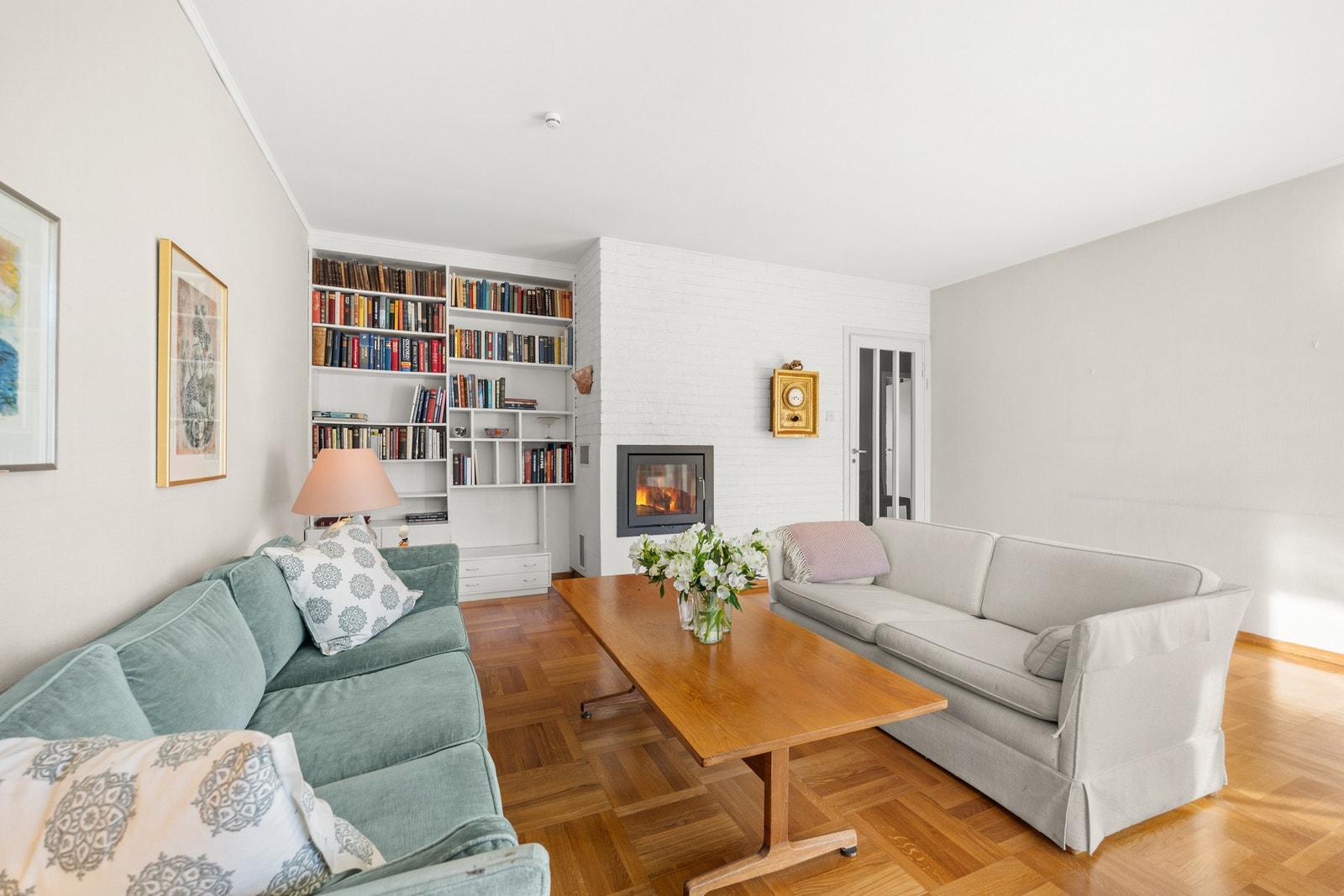Her har du god plass til sofa og TV med tilhørende møblement. Galleribilde