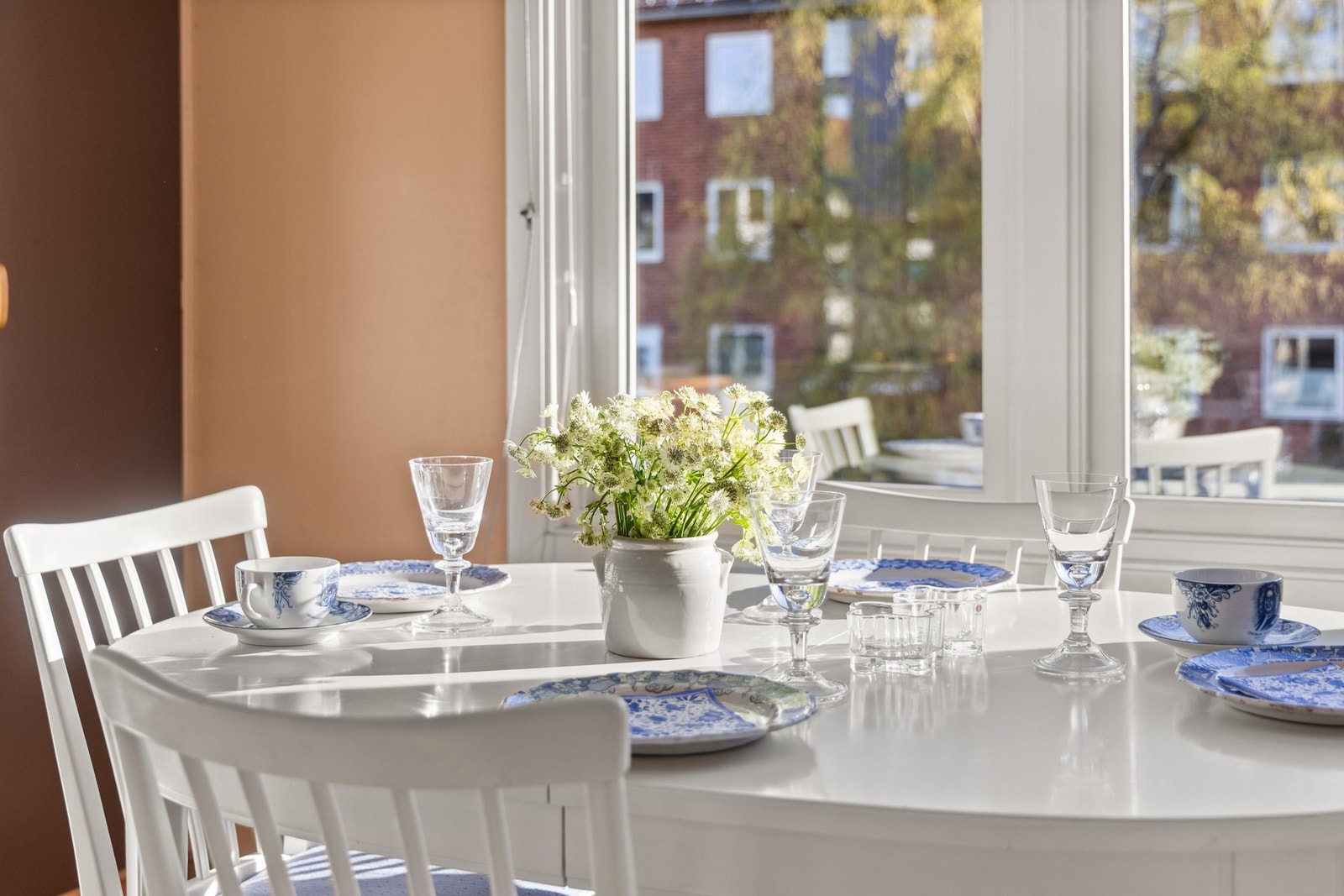 Her kan du starte dagen - med frokostbordet dekket og rolig morgenstemning. Galleribilde